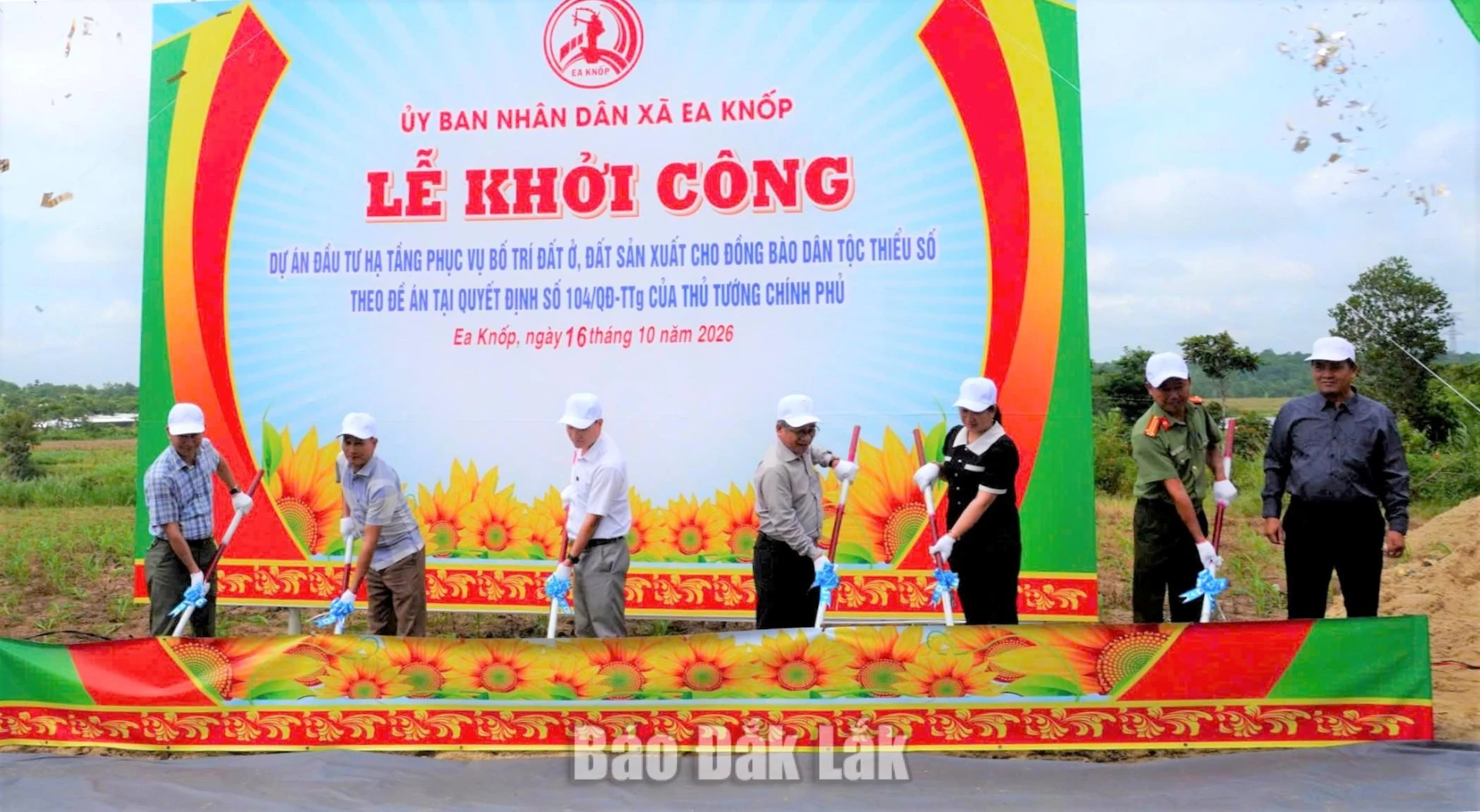 Lãnh đạo xã Ea Knốp khởi công Dự án đầu tư hạ tầng phục vụ bố trí đất ở, đất sản xuất cho đồng bào dân tộc thiểu số trên địa bàn. 
