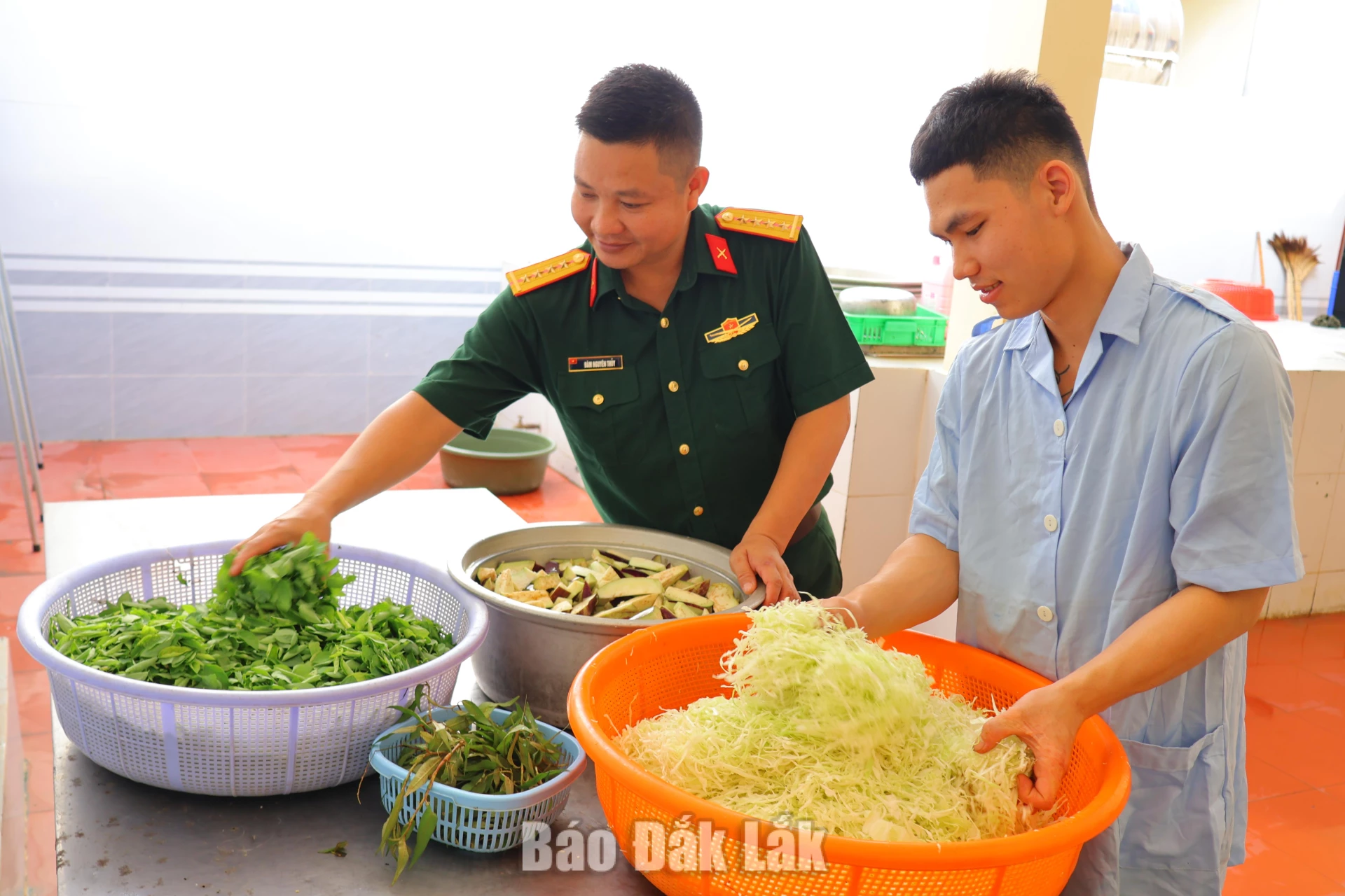 Chiến sĩ nuôi quân sơ chế rau củ quả để chuẩn bị bữa ăn cho bộ đội. 