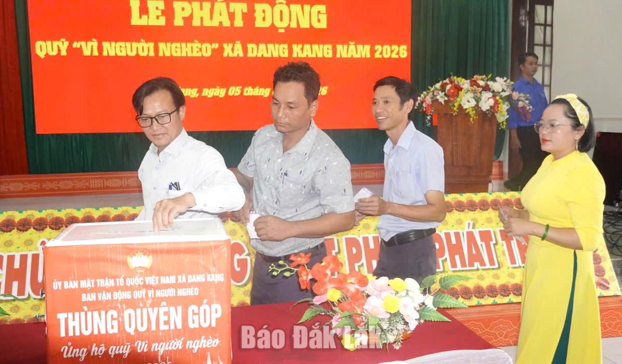 Cán bộ, công chức xã Dang Kang quyên góp ủng hộ Quỹ Vì người nghèo.