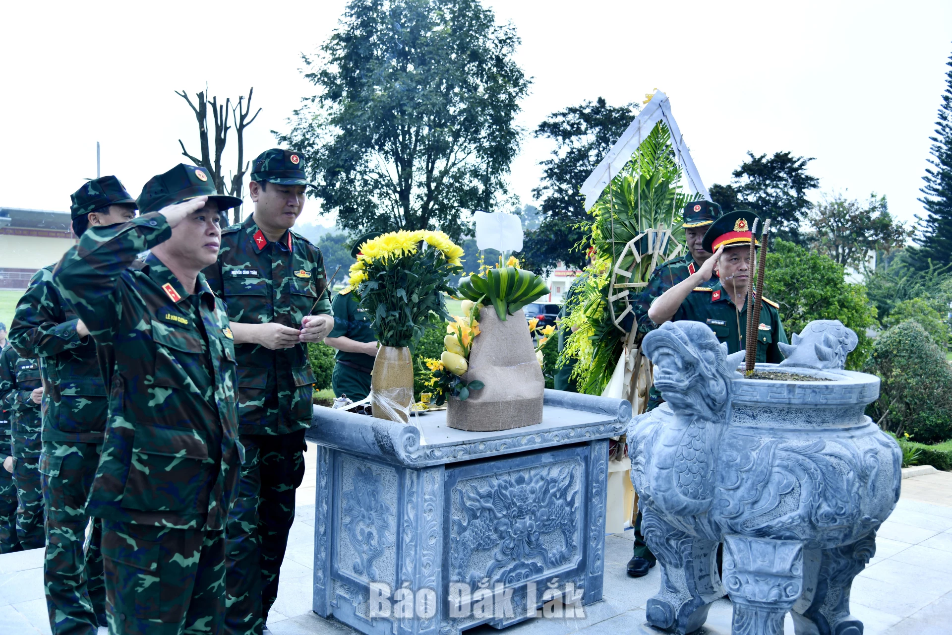 Cán giảng viên, học viên Lớp bồi dưỡng kiến thức quốc phòng và an ninh đối tượng 1, khóa 103 dâng hương tưởng niệm các liệt sĩ tại Đài tưởng niệm liệt sĩ Đặc công - Lữ đoàn 198.