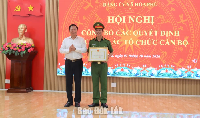 Khen thưởng đột xuất Công an xã Hòa Phú trong công tác bảo đảm an ninh, trật tự