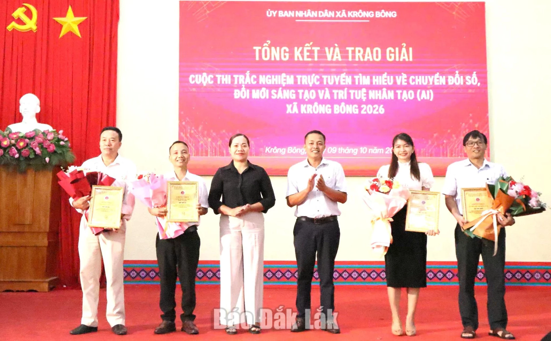 Ban Tổ chức trao 12 giải cá nhân và 4 giải tập thể