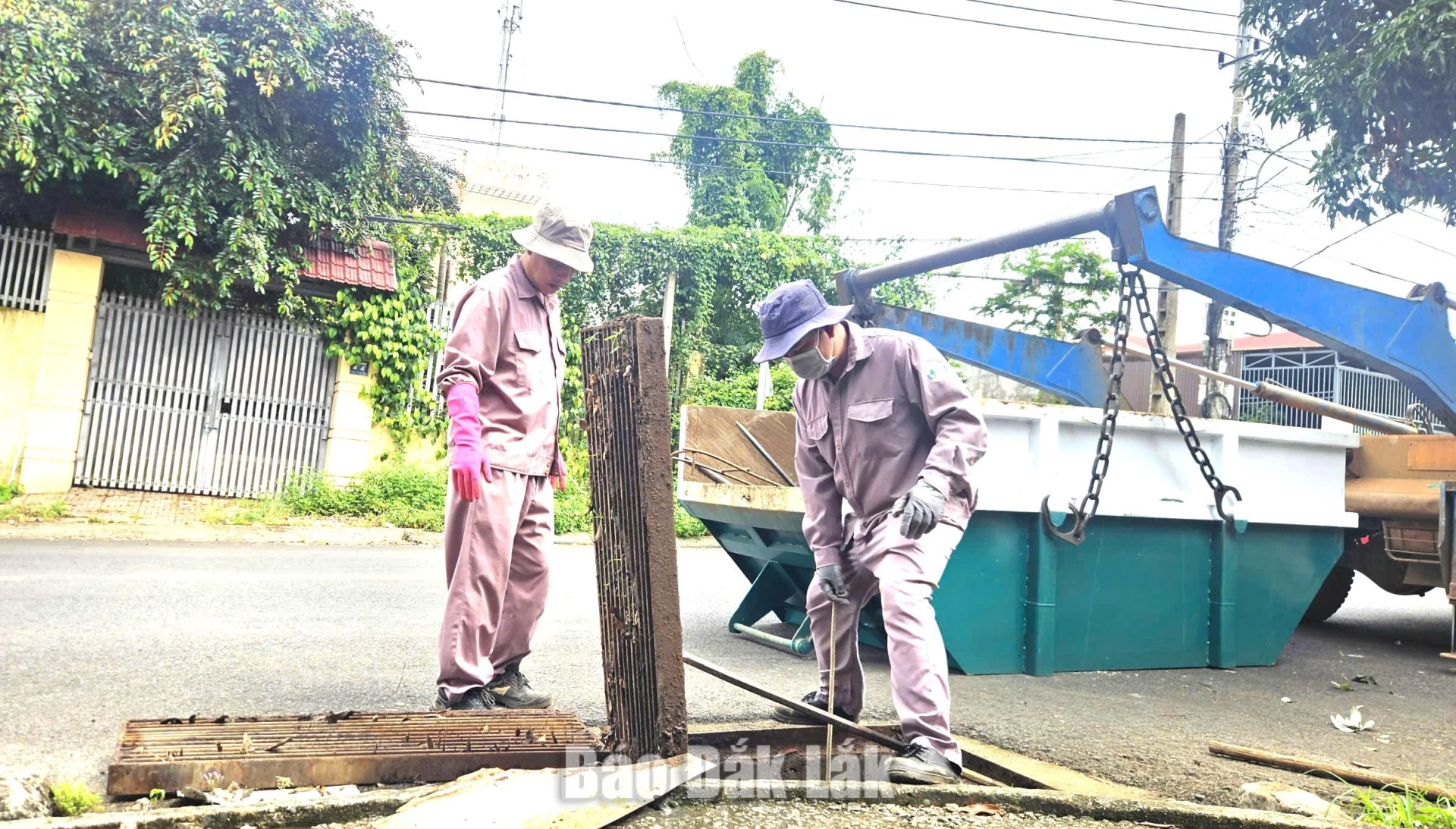 Công nhân Công ty Cổ phần Đô thị và Môi trường Đắk Lắk vệ sinh cống thoát nước. 