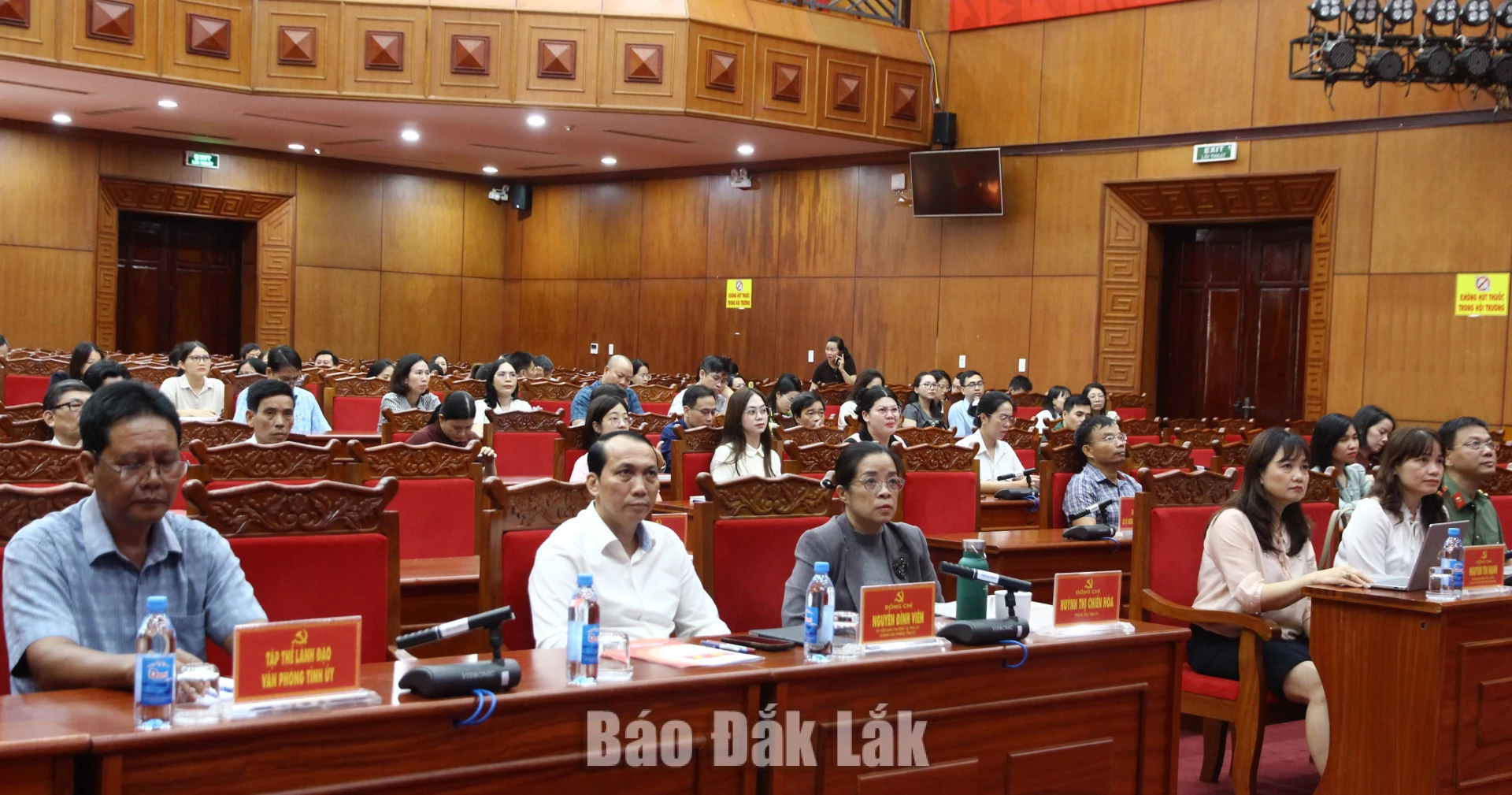 Phó Bí thư Tỉnh ủy Huỳnh Thị Chiến Hòa cùng các đại biểu tham dự hội nghị.