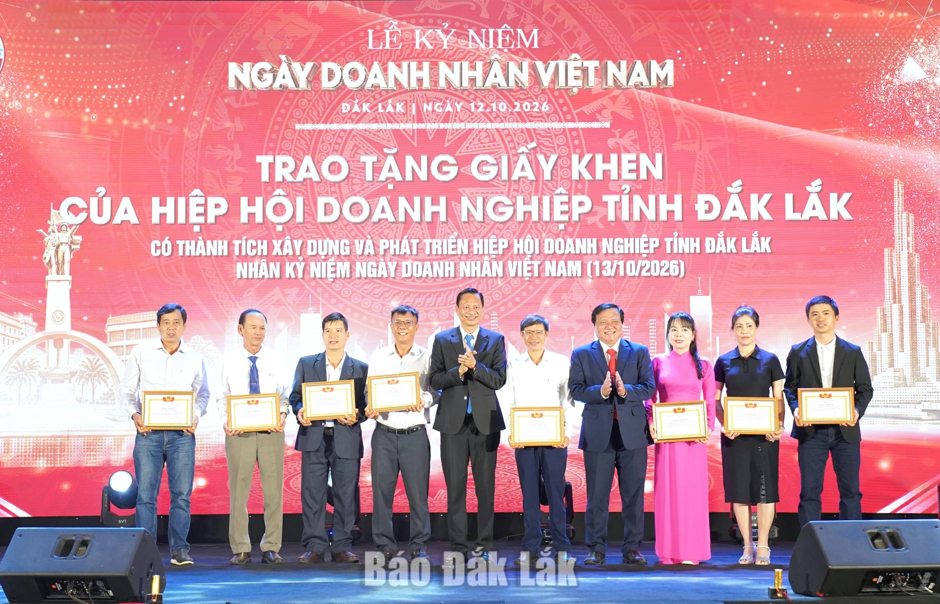 Hiệp hội Doanh nghiệp tỉnh Đắk Lắk tặng Giấy khen 8 tập thể và 26 cá nhân đã có thành tích xuất sắc trong phong trào hoạt động xây dựng và phát triển Hiệp hội Doanh nghiệp tỉnh Đắk Lắk.