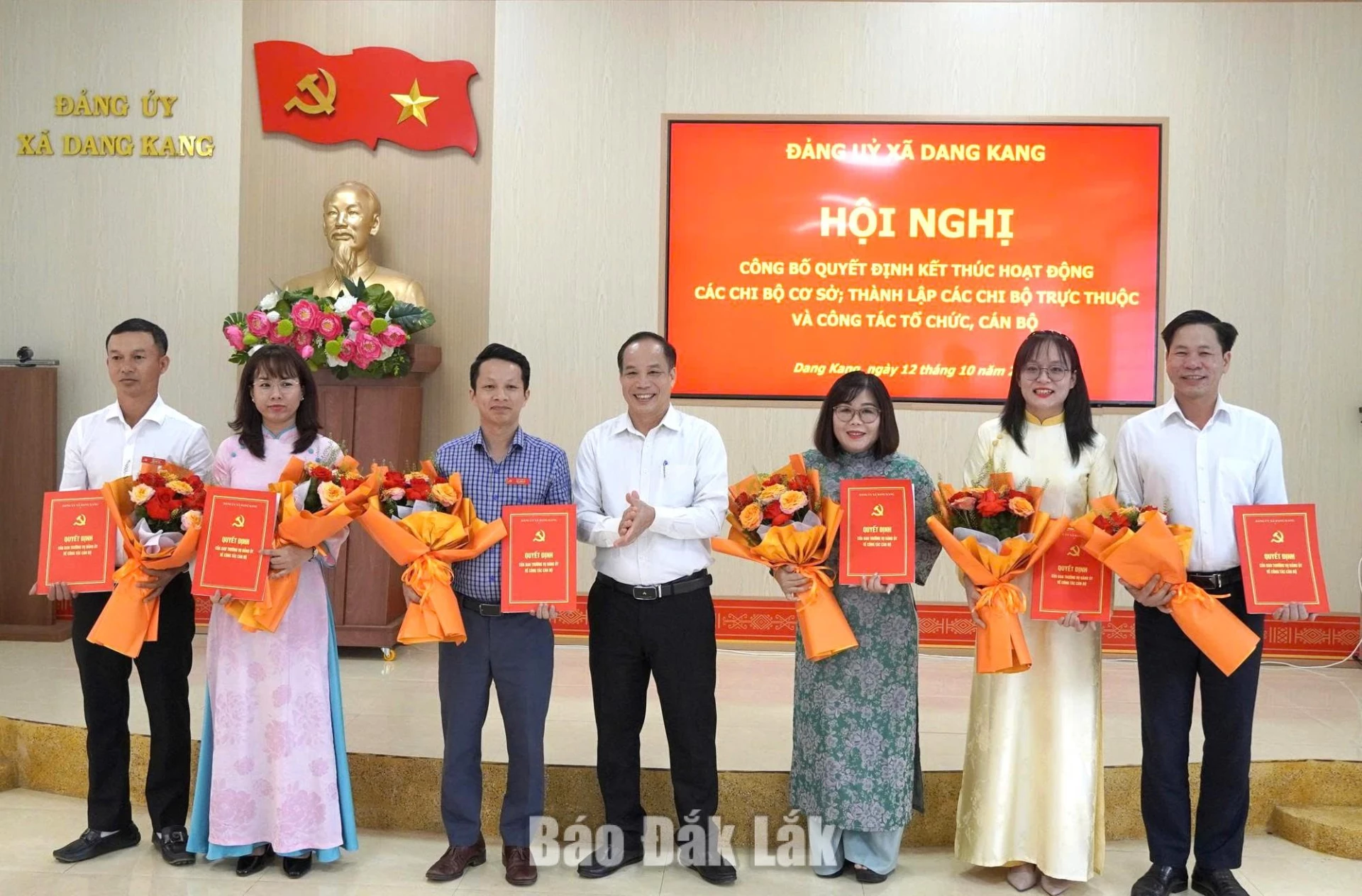  vũ xuân triều trao quyết định công tác cán bộ các chi bộ vp đảng ủy- ubkt - ban xd đảng