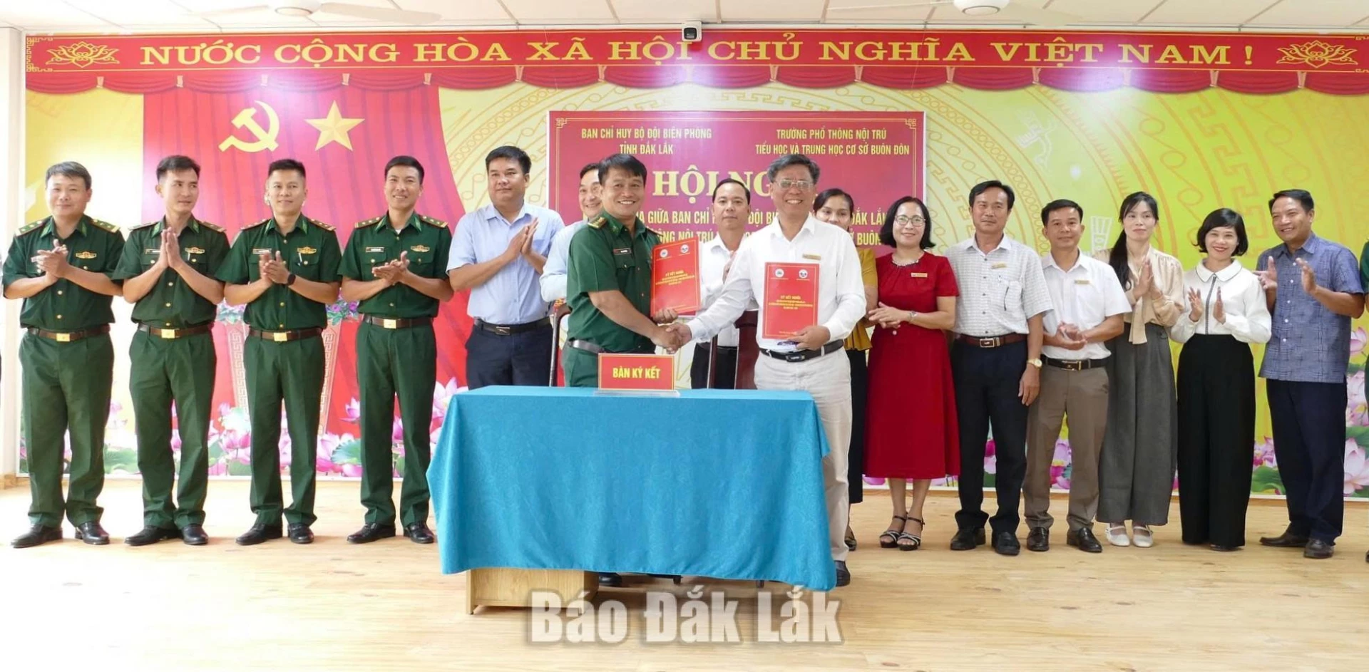 Đại diện hai đơn vị ký kết chương trình kết nghĩa, giai đoạn 202