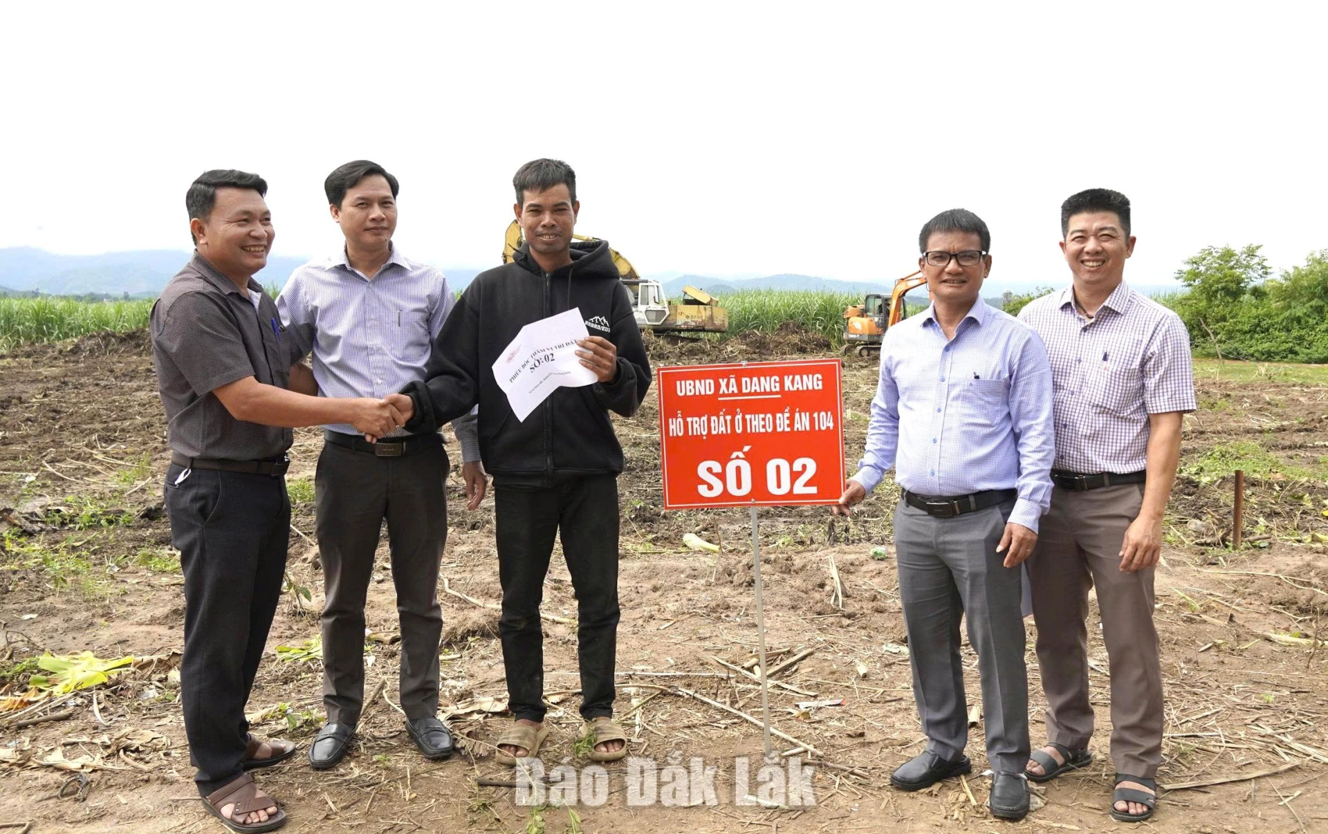Cùng với nhiệm vụ phát triển kinh tế, xã Dang Kang triển khai hiệu quả Đề án 104 về đất ở, đất sản xuất cho đồng bào dân tộc thiểu số. 
