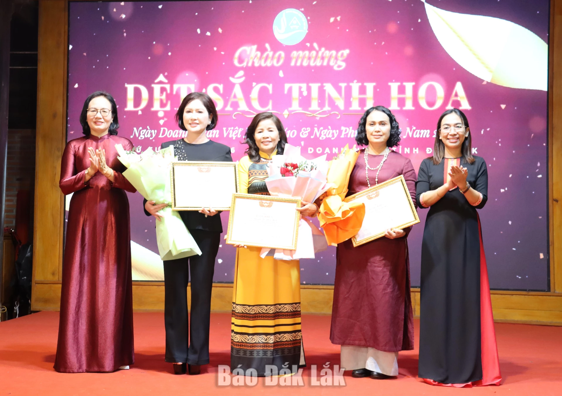 Ủy ban MTTQ Việt Nam tỉnh Đắk Lắk tặng bằng khen cho các nữ doanh nhân có nhiều đóng góp trong công tác an sinh xã hội.