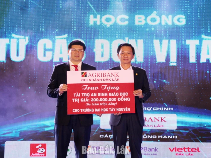 Đại diện Ngân hàng NN&PTNT Chi nhánh Đắk Lắk trao bảng tượng trưng 300 triệu đồng tài trợ an sinh giáo dục cho trường.
