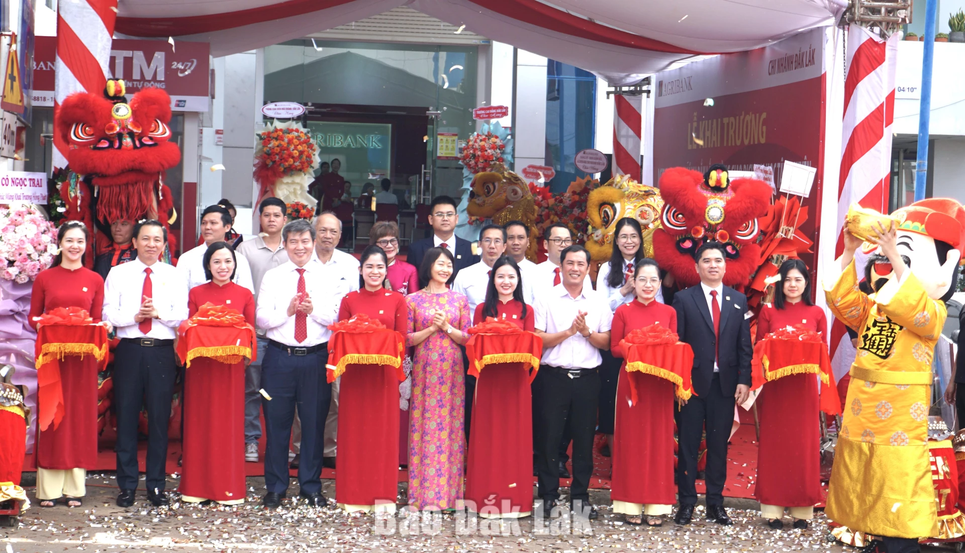 Các đại biểu cắt băng khai trương.