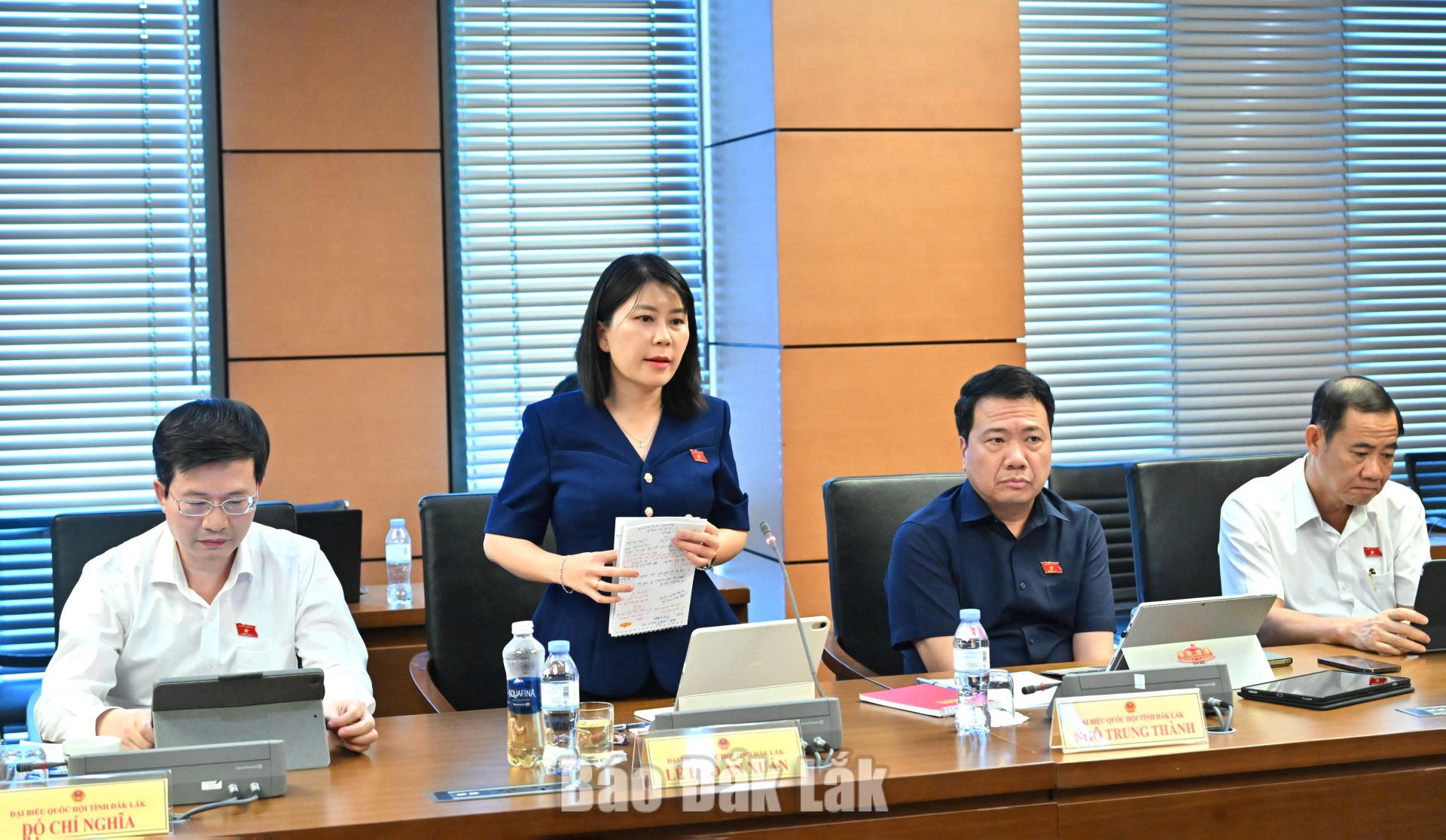Đại biểu Lê Đào An Xuân, Phó Trưởng đoàn chuyên trách Đoàn ĐBQH tỉnh thảo luận tại phiên làm việc. Ảnh: Đoàn ĐBQH tỉnh cung cấp