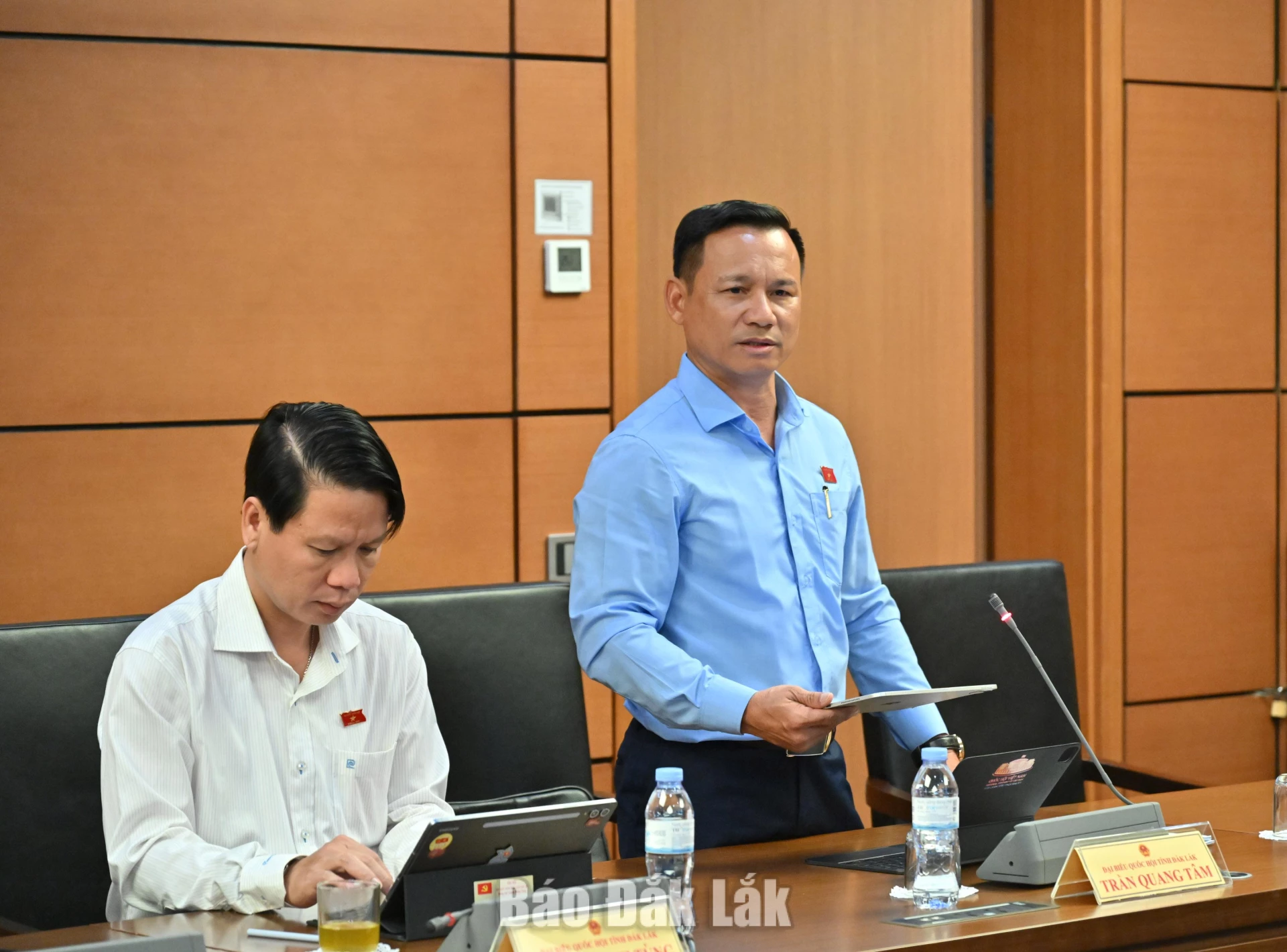 Đại tá Trần Quang Tâm, Phó Chỉ huy trưởng Bộ Chỉ huy Quân sự tỉnh Đắk Lắk đóng góp ý kiến thảo luận. Ảnh: Đoàn ĐBQH tỉnh cung cấp