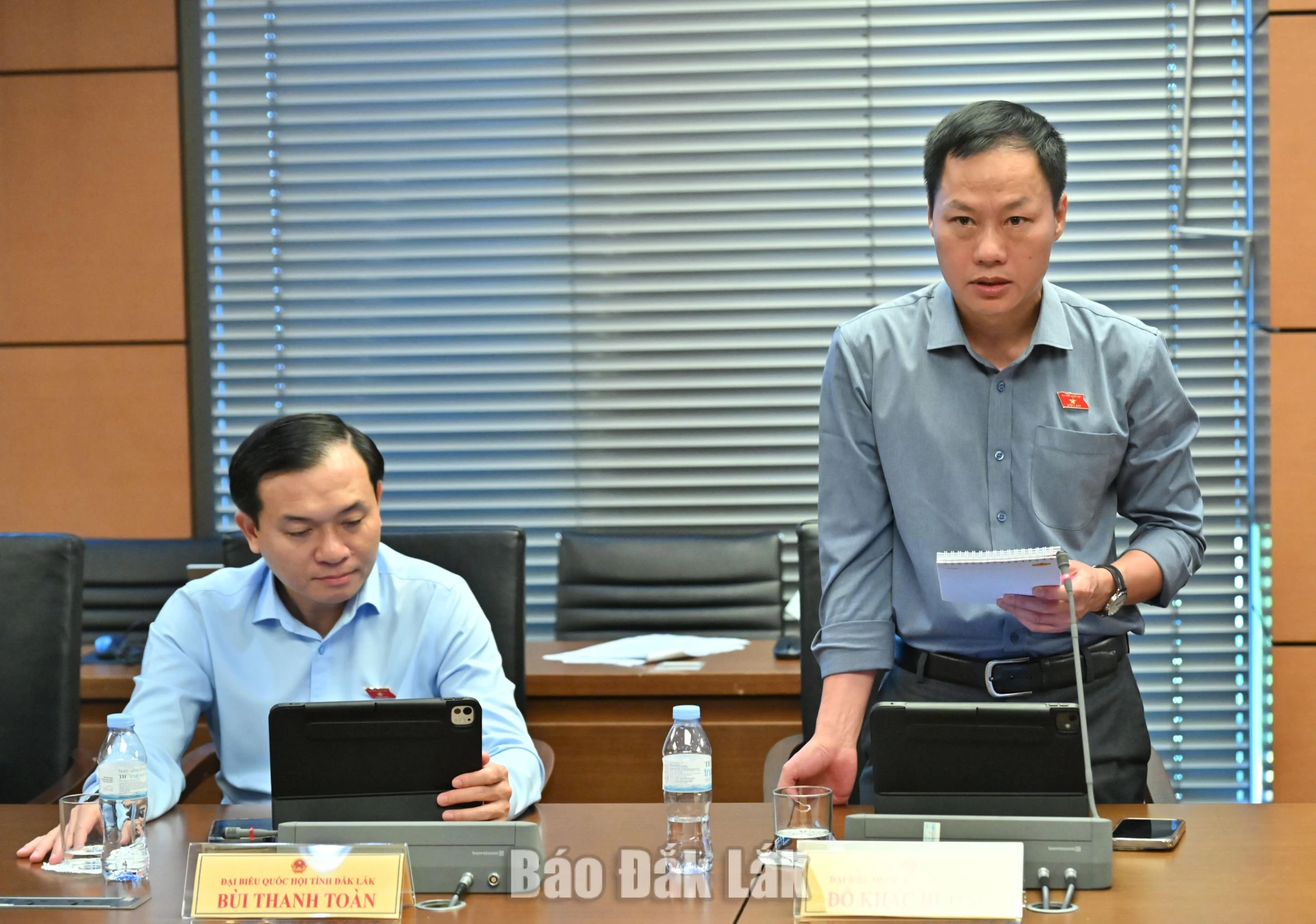 Đại biểu Đỗ Khắc Hưởng, Ủy viên là đại biểu Quốc hội hoạt động chuyên trách tại Ủy ban Dân nguyện và Giám sát Quốc hội đóng góp ý kiến thảo luận. Ảnh: Đoàn ĐBQH tỉnh cung cấp