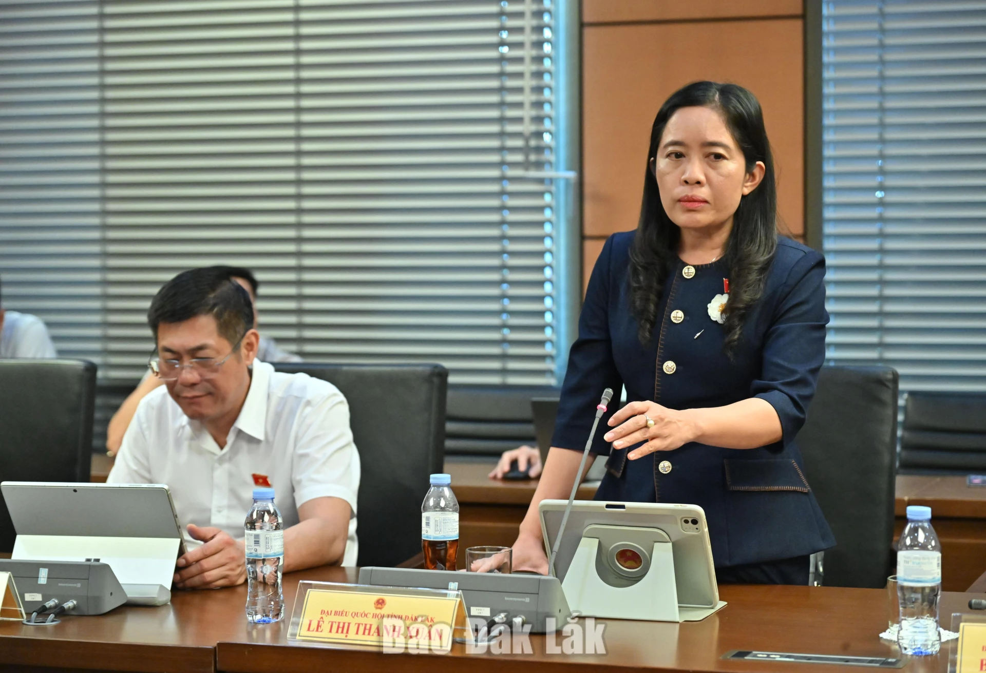Đại biểu Lê Thị Thanh Xuân, Giám đốc Sở GD-ĐT thảo luận tại phiên làm việc. Ảnh: Đoàn ĐBQH tỉnh cung cấp