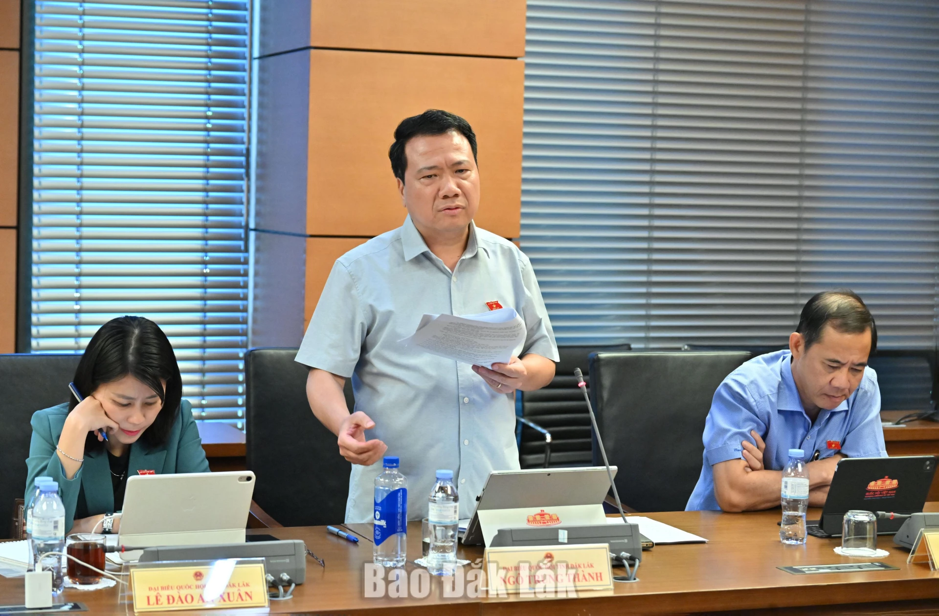 Đại biểu Ngô Trung Thành, Phó Chủ nhiệm Ủy ban Pháp luật và Tư pháp của Quốc hội thảo luận tại phiên làm việc. Ảnh: Đoàn ĐBQH tỉnh cung cấp