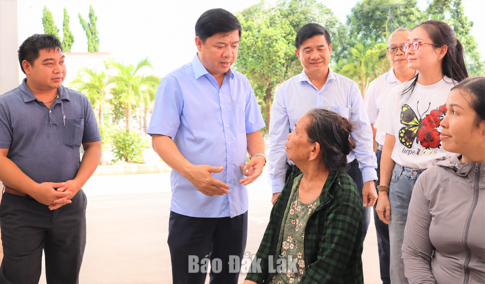 Ủy viên Trung ương Đảng, Bí thư Tỉnh ủy, Trưởng đoàn ĐBQH tỉnh Lương Nguyễn Minh Triết thăm hỏi người cao tuổi tham gia khám sức khỏe định kỳ tại xã Ea Ktur.