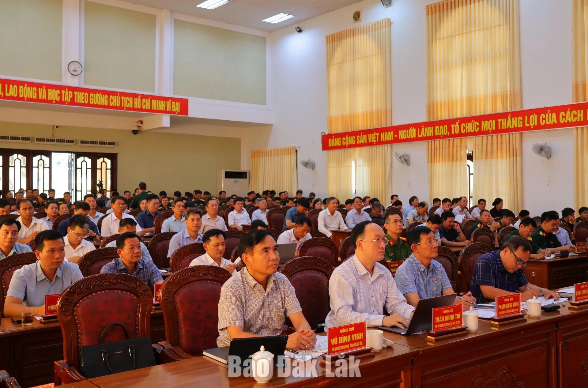 Các đại biểu tham dự hội nghị.