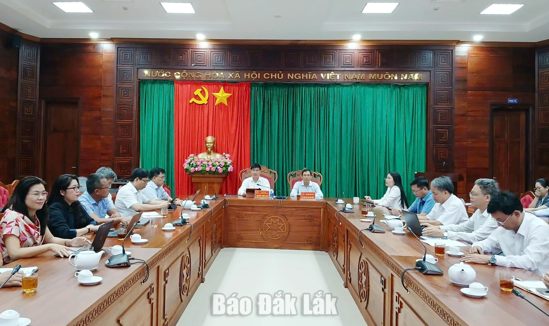 Phó Chủ tịch UBND tỉnh Nguyễn Thiên Văn cùng lãnh đạo các sở, ngành và các trường đại học trên địa bàn tỉnh tham dự hội nghị.