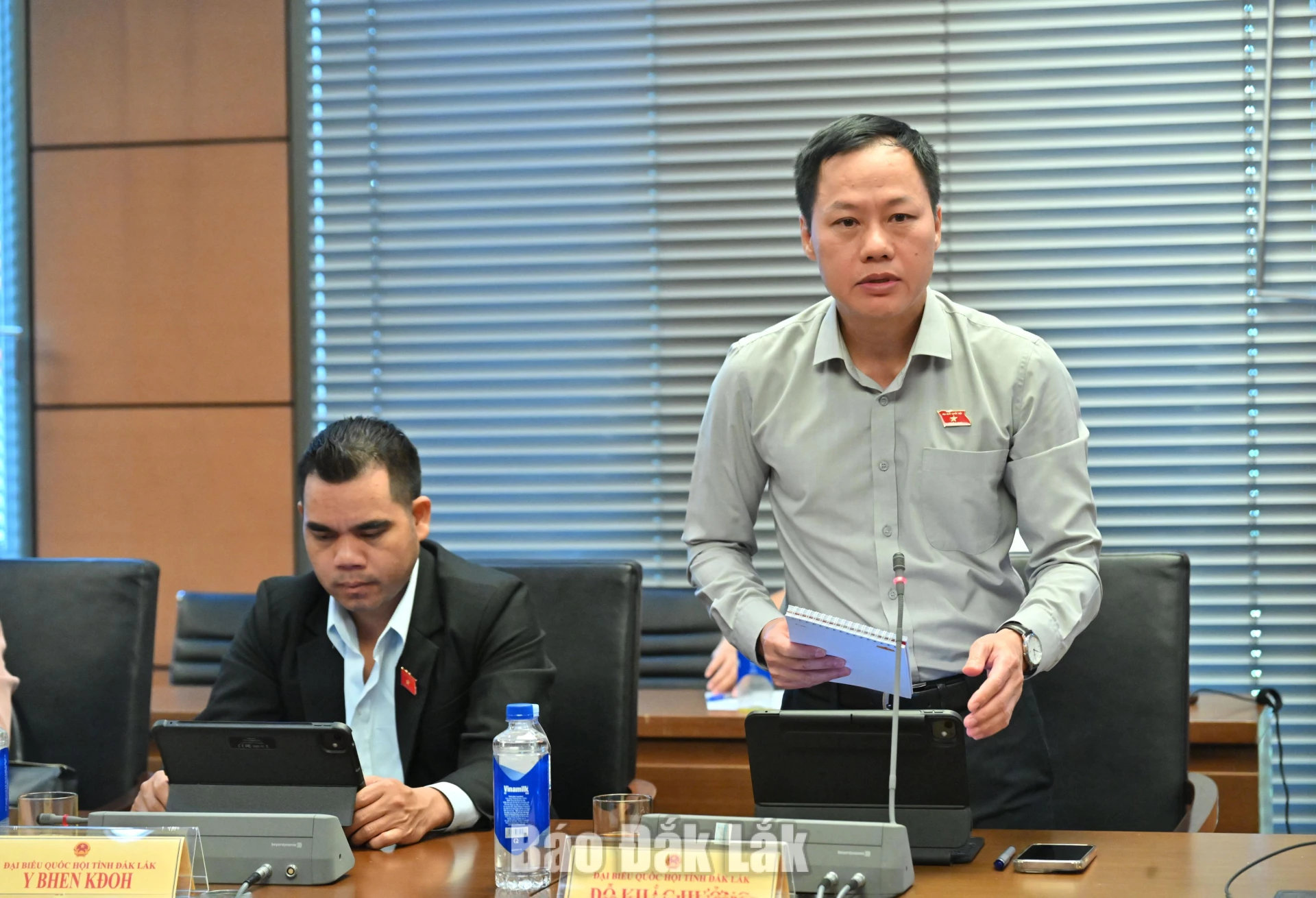 Đại biểu Đỗ Khắc Hưởng, Ủy viên là ĐBQH hoạt động chuyên trách tại Ủy ban Dân nguyện và Giám sát của Quốc hội thảo luận tại phiên làm việc. Ảnh: Đoàn ĐBQH tỉnh cung cấp