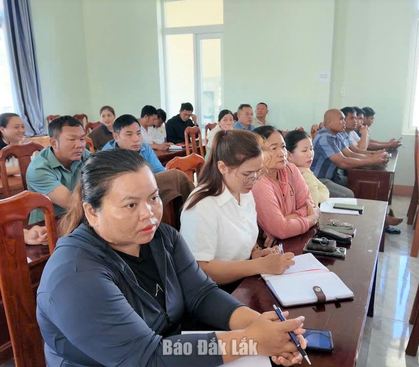Các thành viên tổ công nghệ số cộng đồng xã ea ktur tham dự tập huấn.
