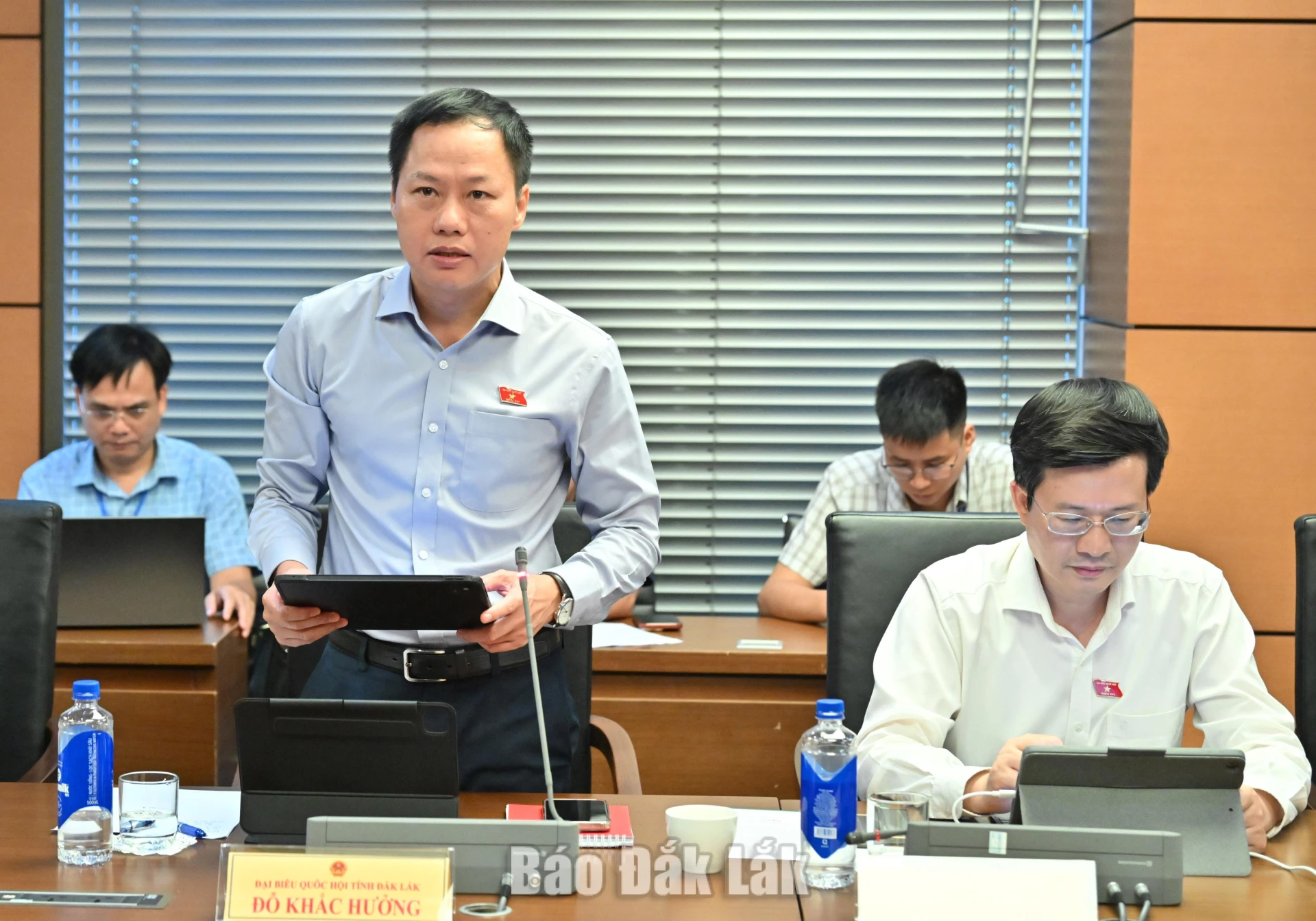 Đại biểu Đỗ Khắc Hưởng, Ủy viên là ĐBQH hoạt động chuyên trách tại Ủy ban Dân nguyện và Giám sát của Quốc hội tham gia thảo luận. Ảnh: Đoàn ĐBQH tỉnh cung cấp