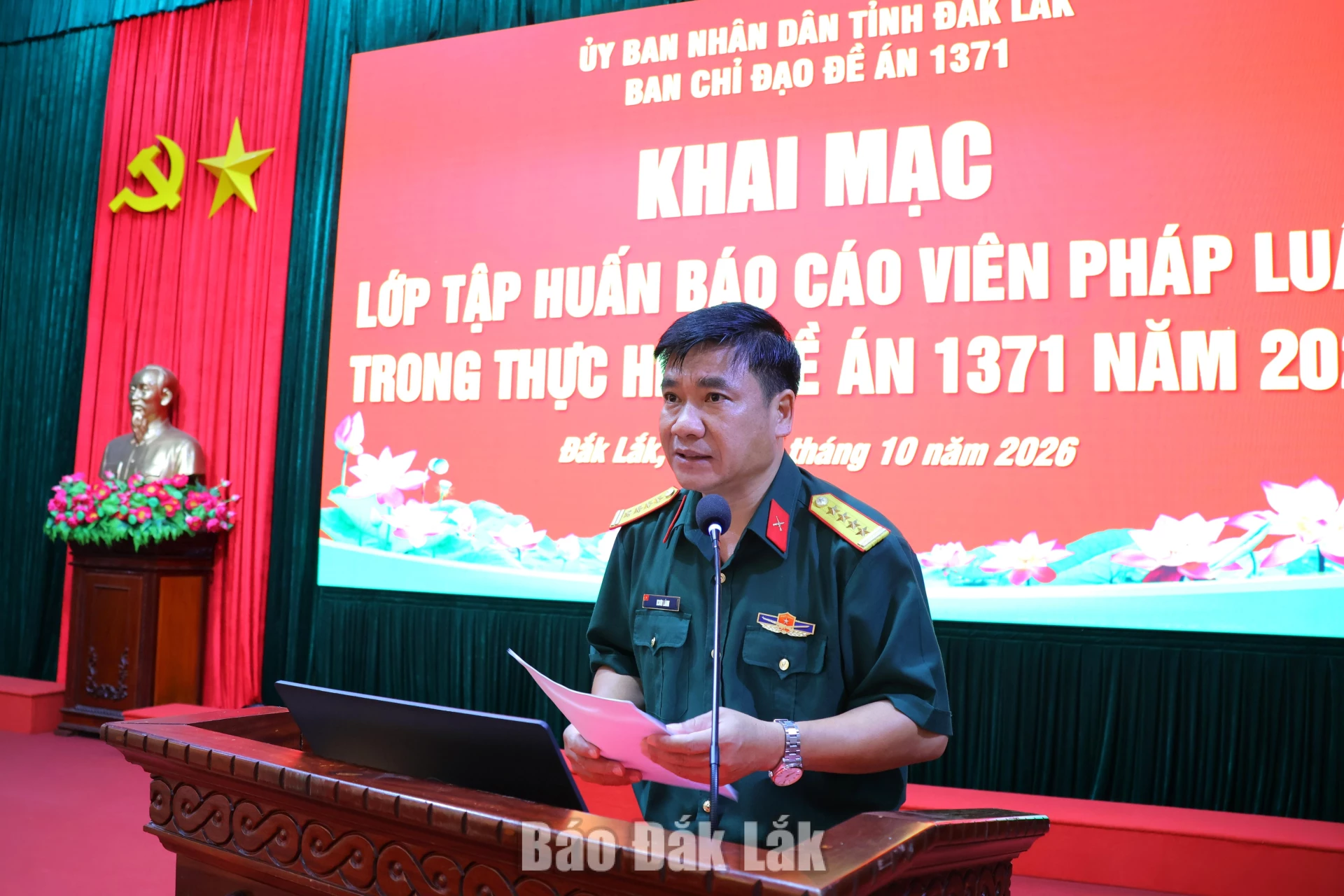 Đại tá Ksơr Lành, Phó Chính ủy Bộ CHQS tỉnh phát biểu khai mạc lớp tập huấn.