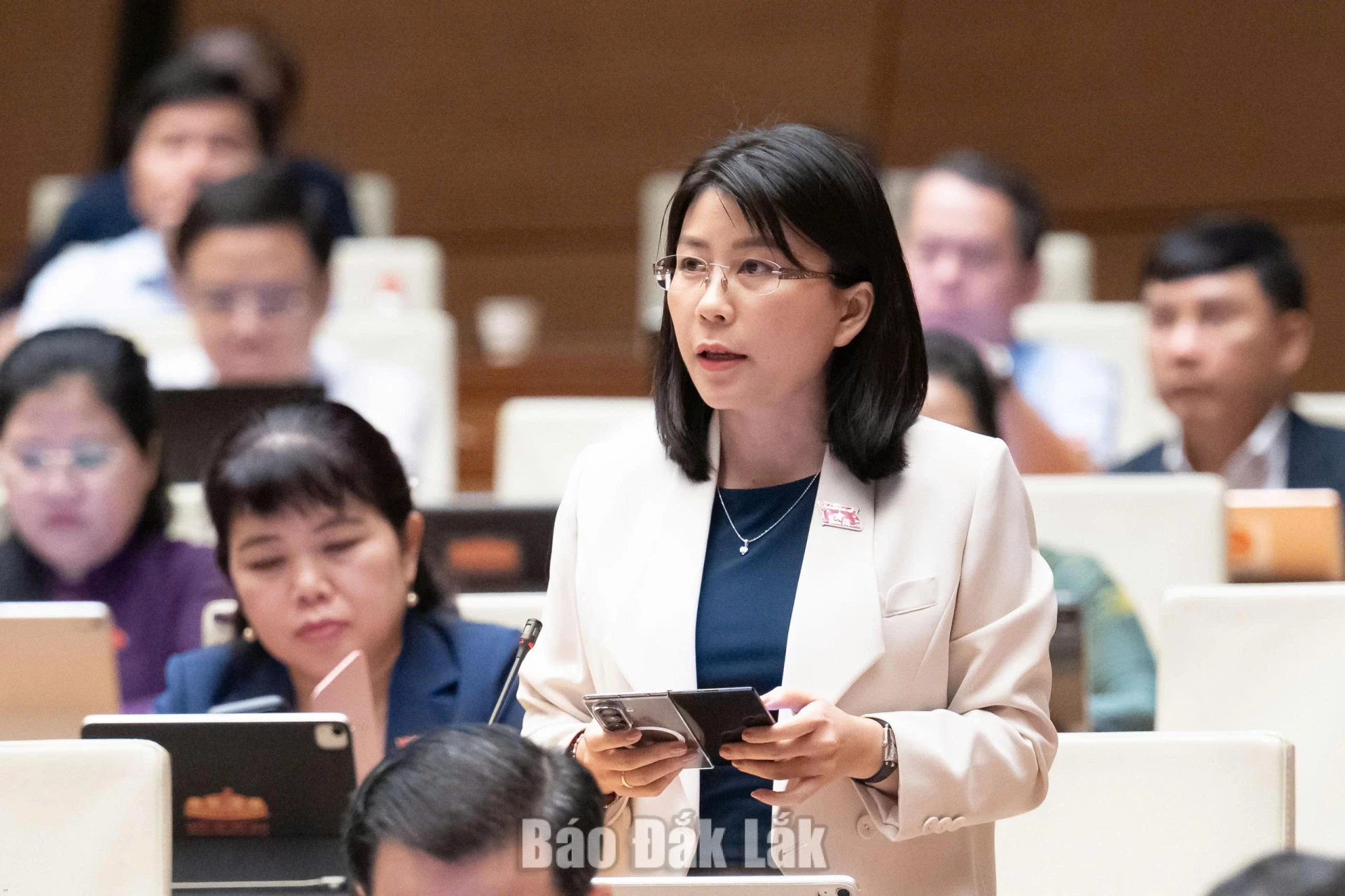 Đại biểu Lê Đào An Xuân, Phó Trưởng đoàn chuyên trách Đoàn ĐBQH tỉnh phát biểu thảo luận tại hội trường. Ảnh: Đoàn ĐBQH tỉnh cung cấp