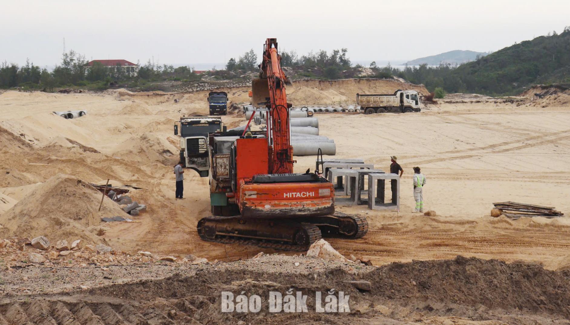 Dự án Tuyến đường bộ ven biển đang được các đơn vị, địa phương đẩy mạnh giải phóng mặt bằng, xây dựng các khu tái định cư. Ảnh: Tuyết Hương