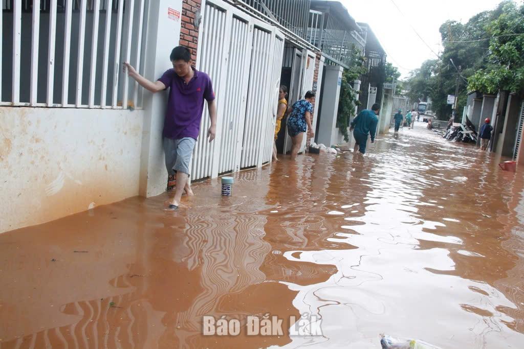 Một đoạn đường ở phường Buôn Ma Thuột bị ngập nước sau cơn mưa. Ảnh: PV