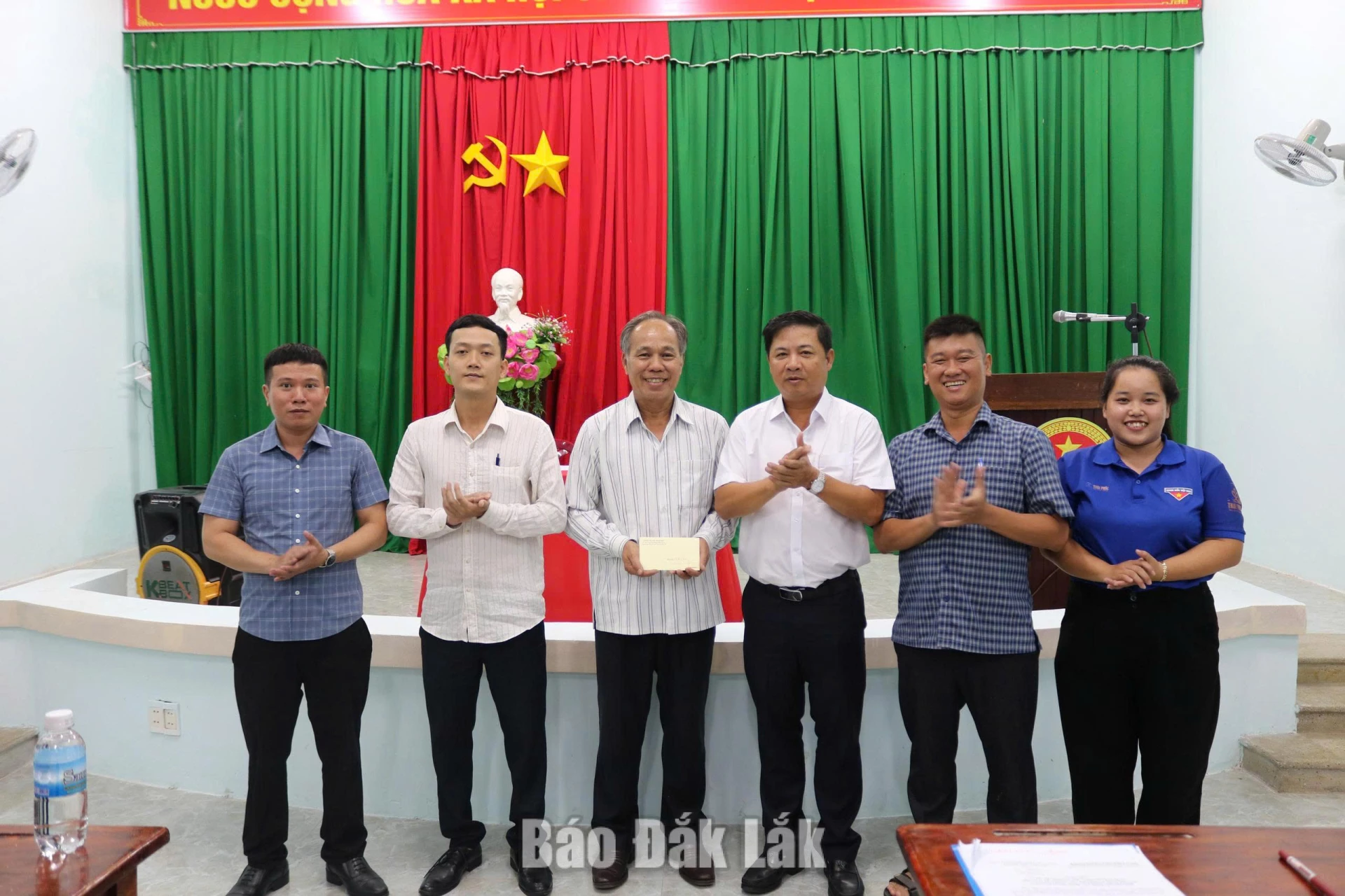 Đồng chí Lương Nguyễn Minh Triết, Ủy viên Trung ương Đảng, Bí thư Tỉnh ủy, Trưởng Đoàn ĐBQH tỉnh dự sinh hoạt chi bộ thường kỳ và tặng quà động viên Chi bộ Tổ dân phố 4 Tự An (Đảng bộ phường Buôn Ma Thuột). Ảnh: Hà My