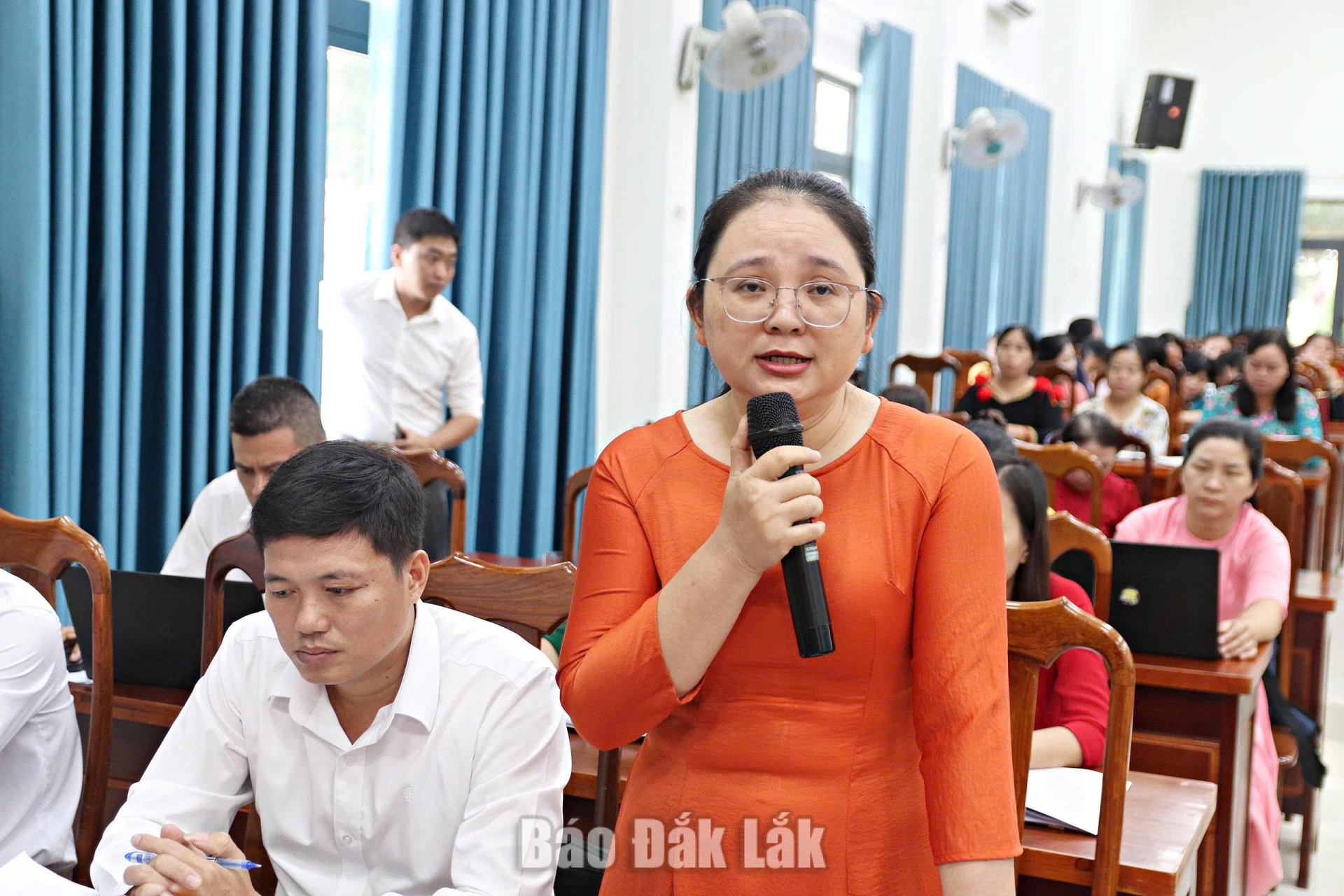 Đại biểu đóng góp ý kiến tại hội nghị.