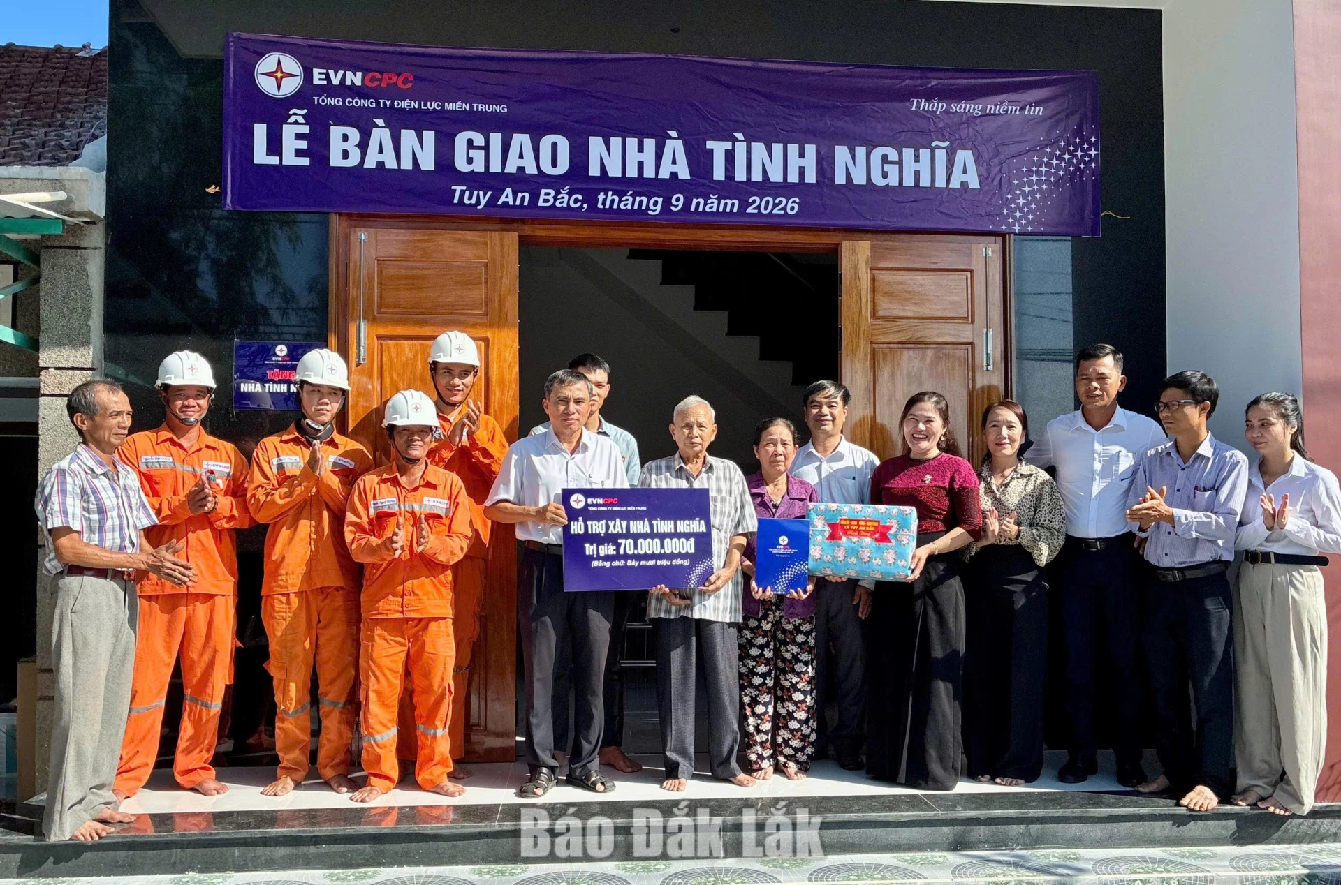 Lãnh đạo Công ty Điện lực Đắk Lắk trao nhà tình nghĩa cho 