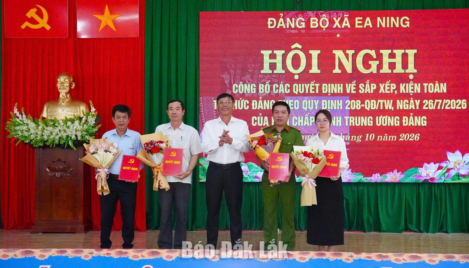 Lãnh đạo Đảng ủy xã Ea Ning trao các quyết định về sắp xếp, kiện toàn tổ chức đảng tại hội nghị.