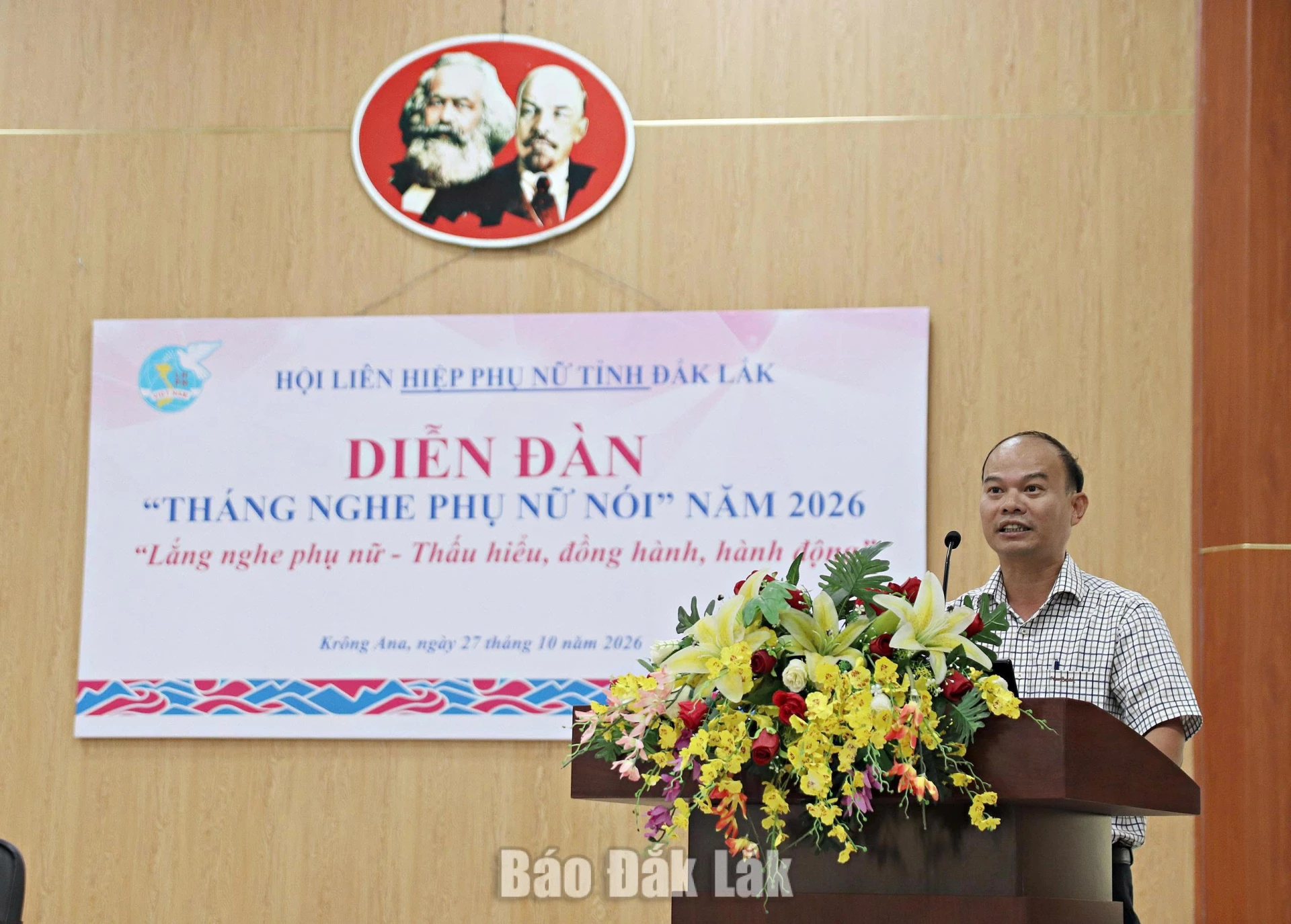 Đại diện lãnh đạo xã Krông Ana trao đổi, giải đáp các ý kiến, kiến nghị của cán bộ, hội viên, phụ nữ tại diễn đàn.