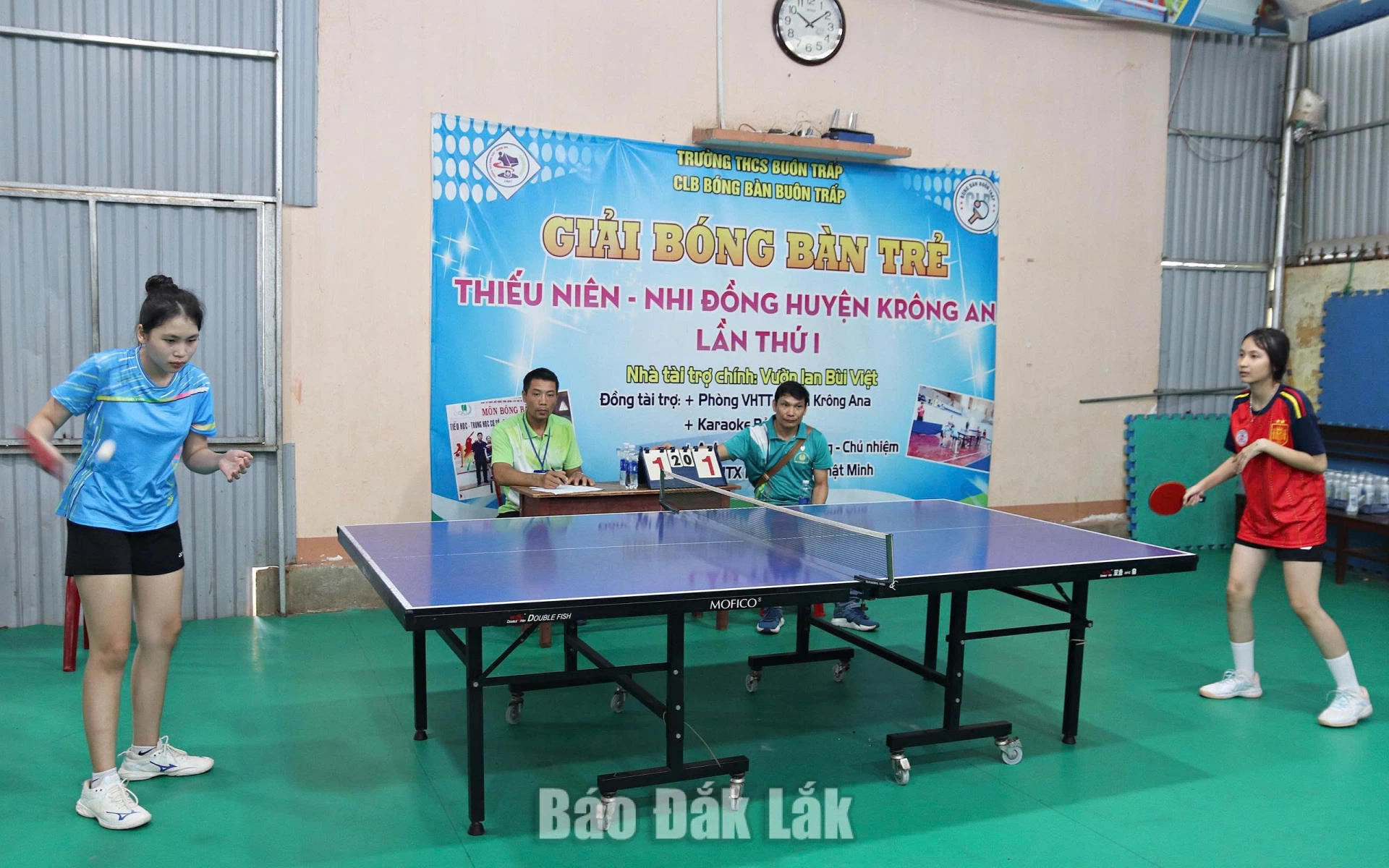 Các vận động viên tranh tài ở môn bóng bàn.