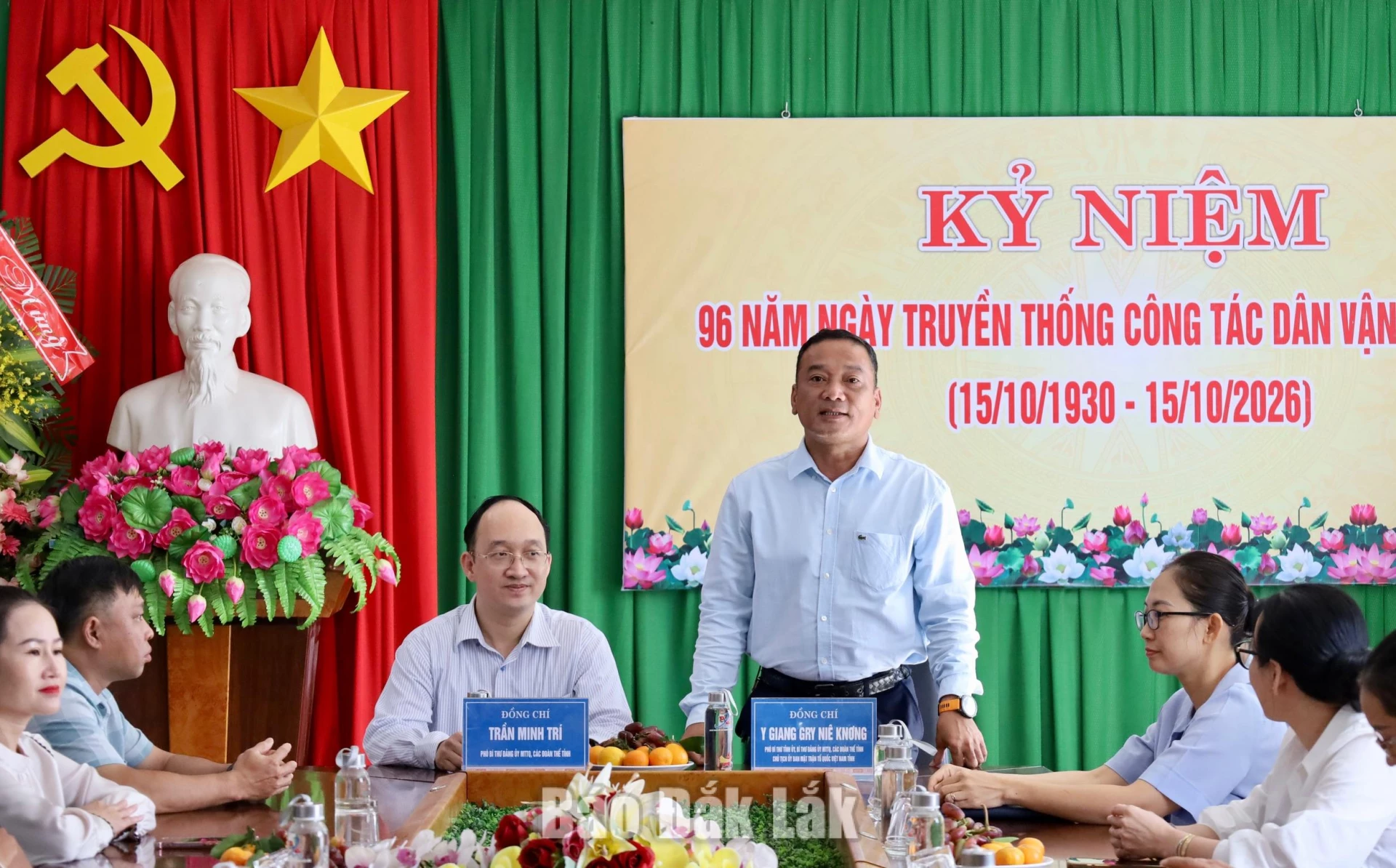 Đồng chí Y Giang Gry Niê Knơng, Phó Bí thư Tỉnh ủy, Chủ tịch Ủy ban MTTQ Việt Nam tỉnh phát biểu tại buổi gặp mặt.