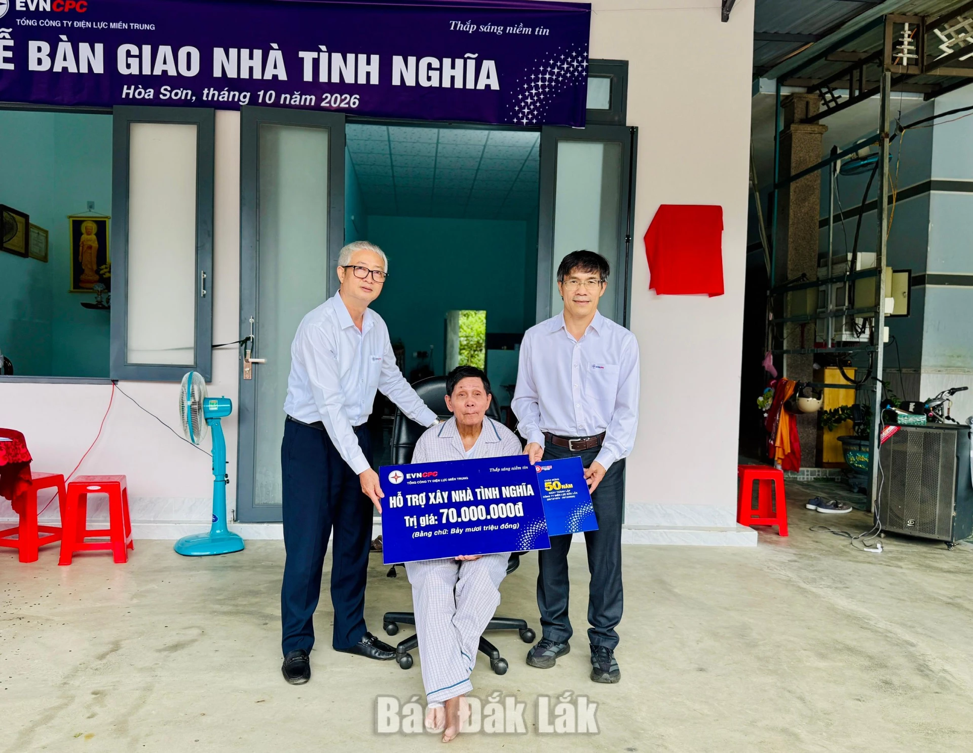 Lãnh đạo công ty Điện lực Đắk Lắk trao biểu trưng hỗ trợ cho ông Trần Thanh Xuân.