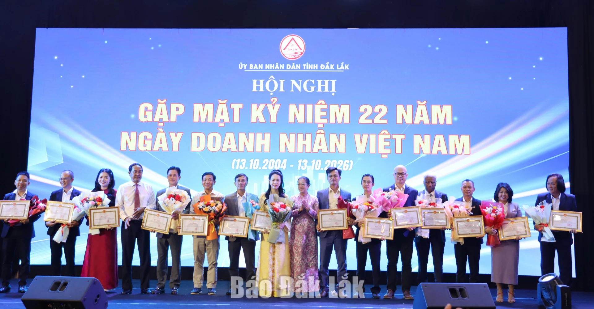 UBND tỉnh đã trao tặng Bằng khen cho 10 tập thể và 30 cá nhân đã có thành tích xuất sắc, tiêu biểu trong sản xuất, kinh doanh, có nhiều đóng góp cho ngân sách Nhà nước trong 9 tháng đầu năm 2026