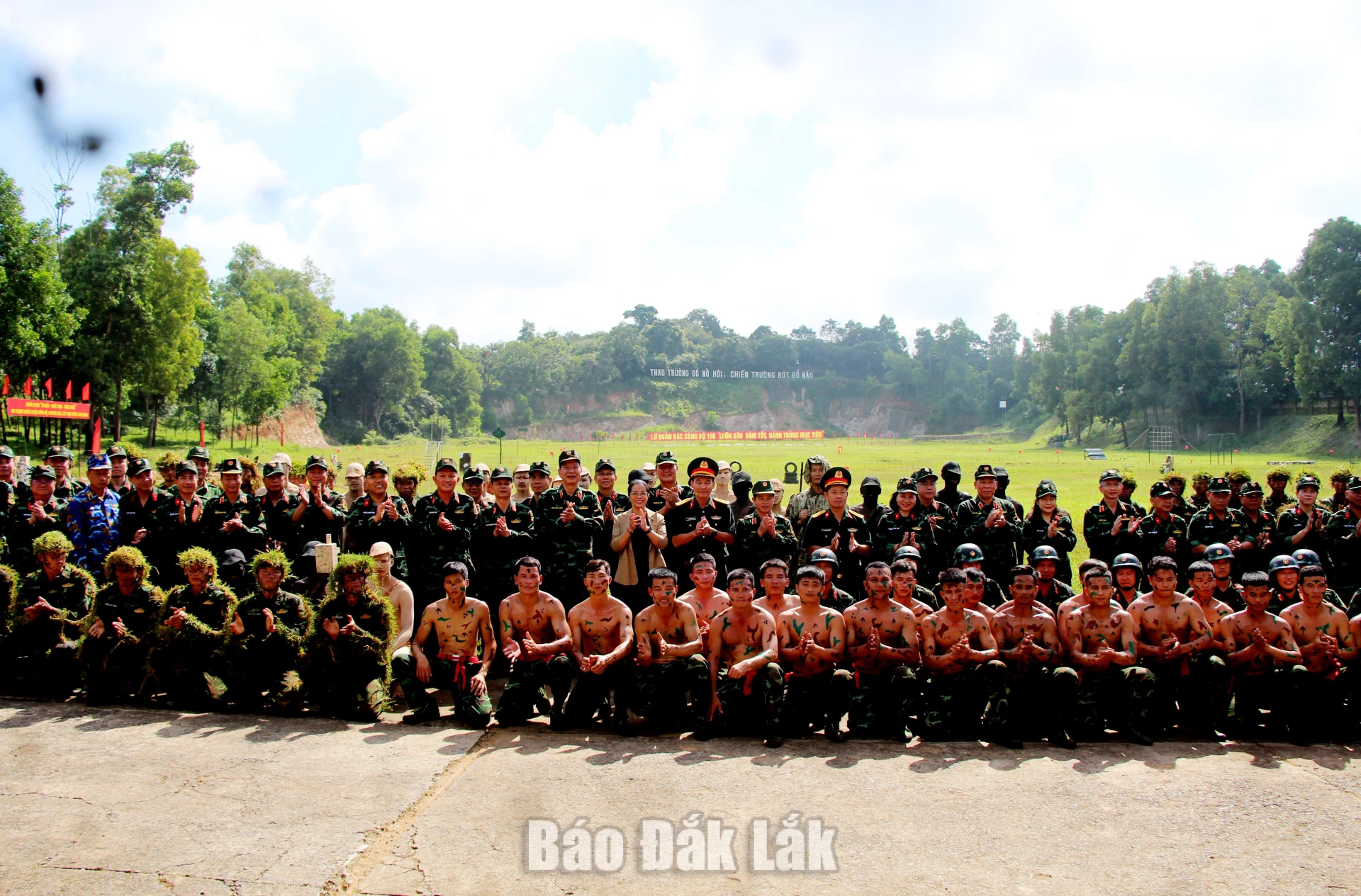 Lãnh đạo tỉnh, Học viện Quốc phòng, cùng cán bộ, giảng viên, học viên Lớp bồi dưỡng kiến thức quốc phòng và an ninh đối tượng 1, khóa 103 chụp ảnh lưu niệm với các chiến sĩ đặc công Lữ đoàn Đặc công 198. 
