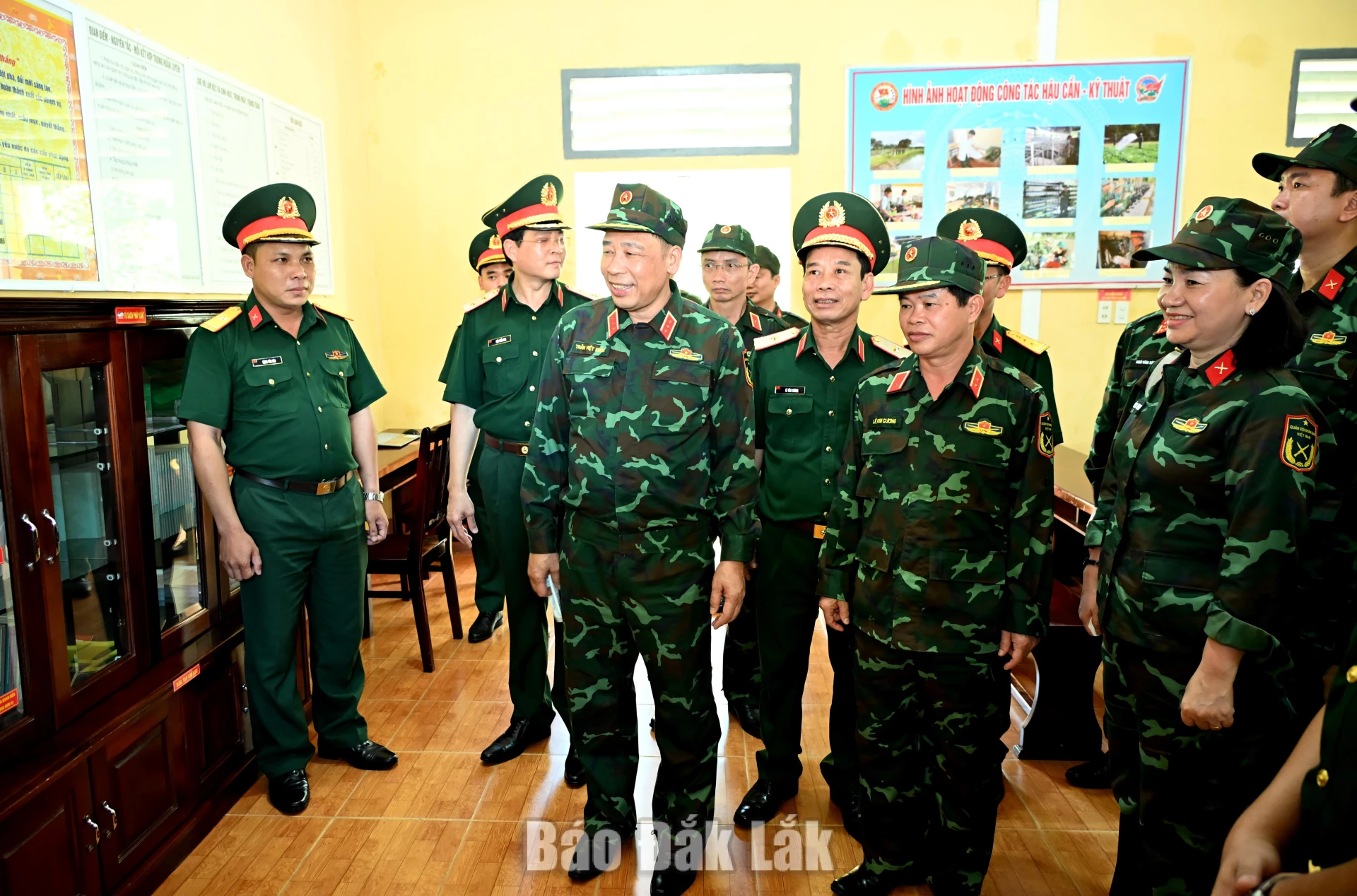 Đoàn công tác tham quan doanh trại Trung đoàn Bộ binh 66.