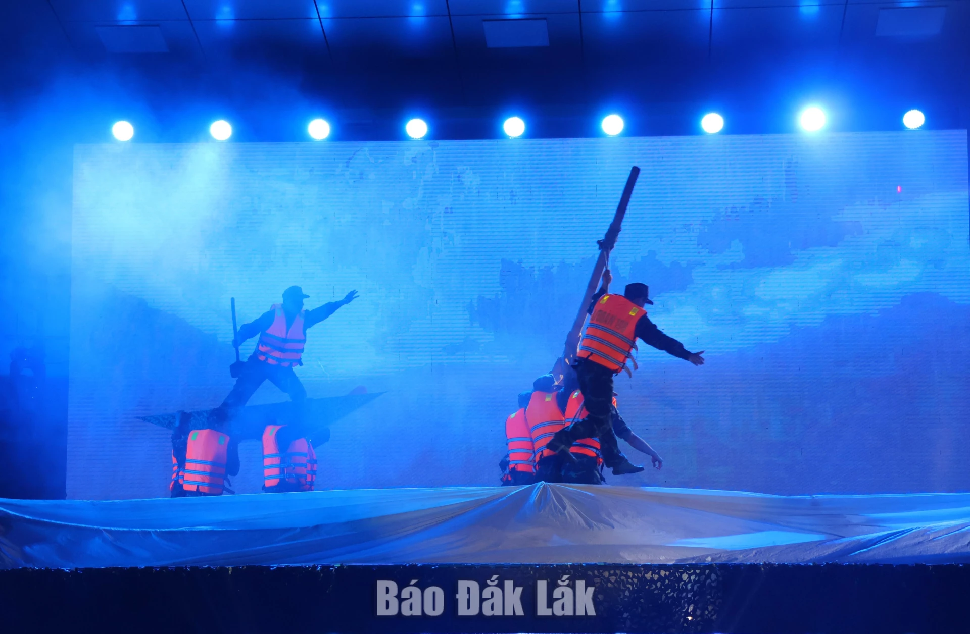 Kịch ngắn Có bộ đội, buôn mình sẽ bình yên tại liên hoan.