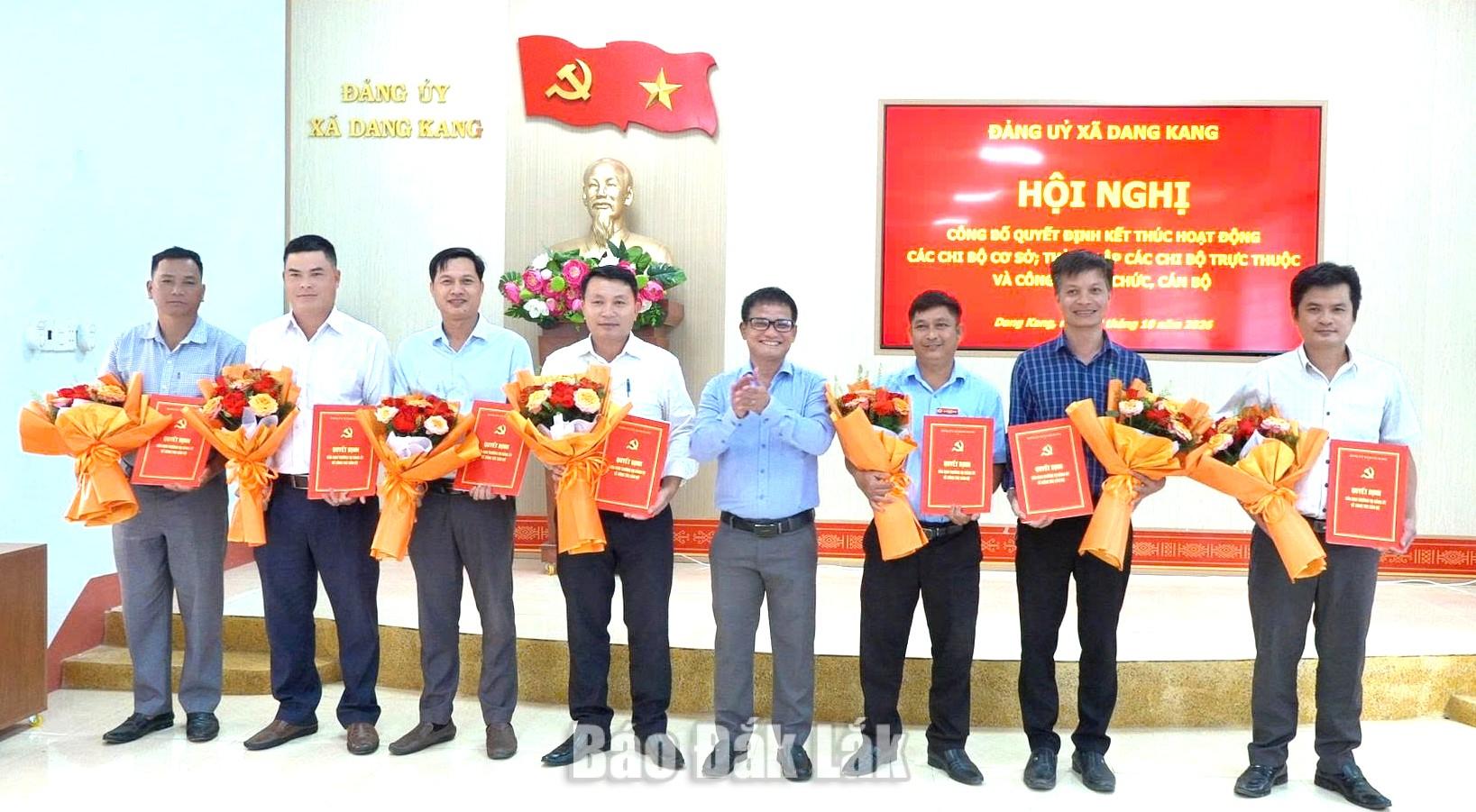 Y thức êban trao các quyết định vè các chi bộ khối cơ quan