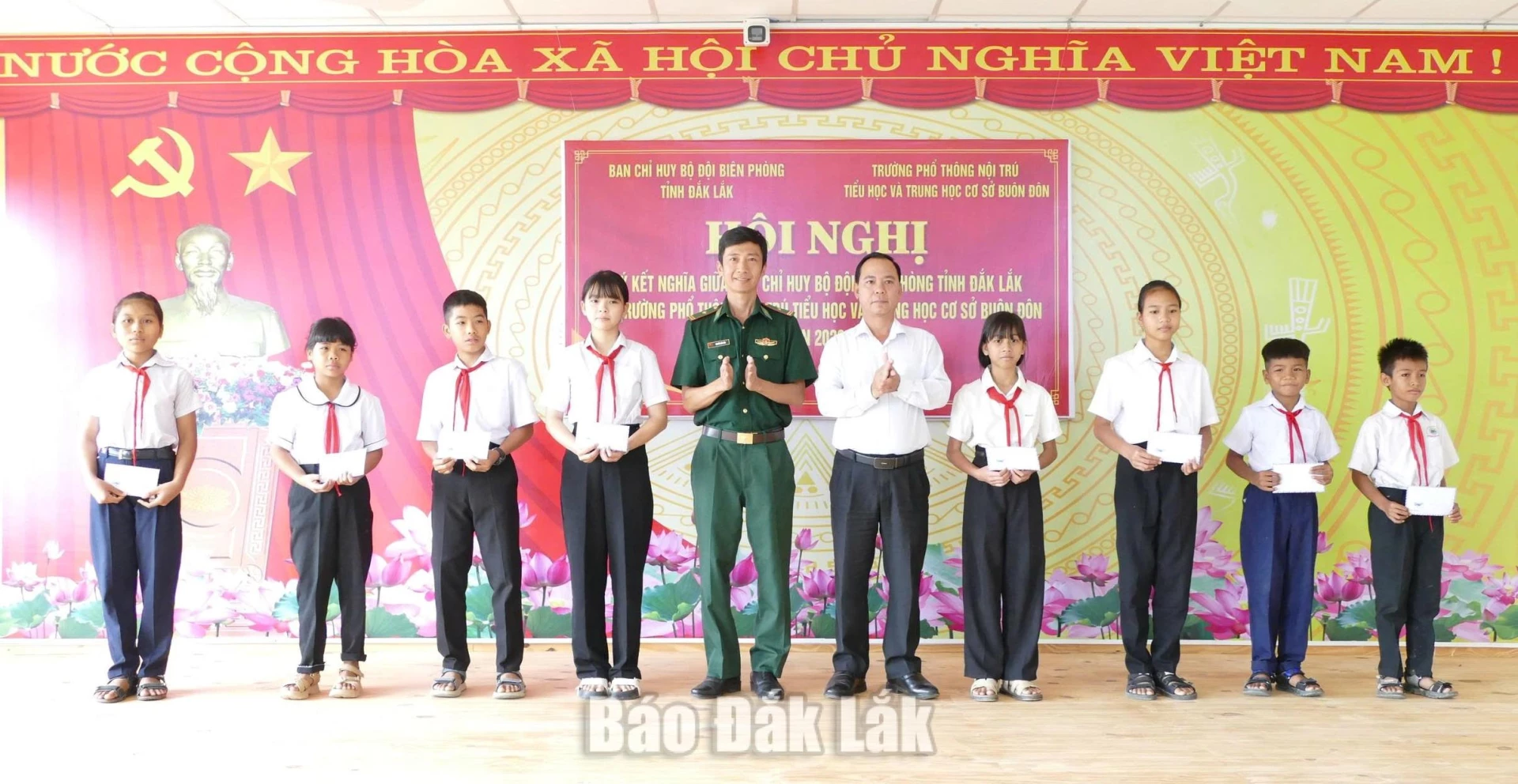 Đại diện các đơn vị trao quà tặng học sinh Trường 