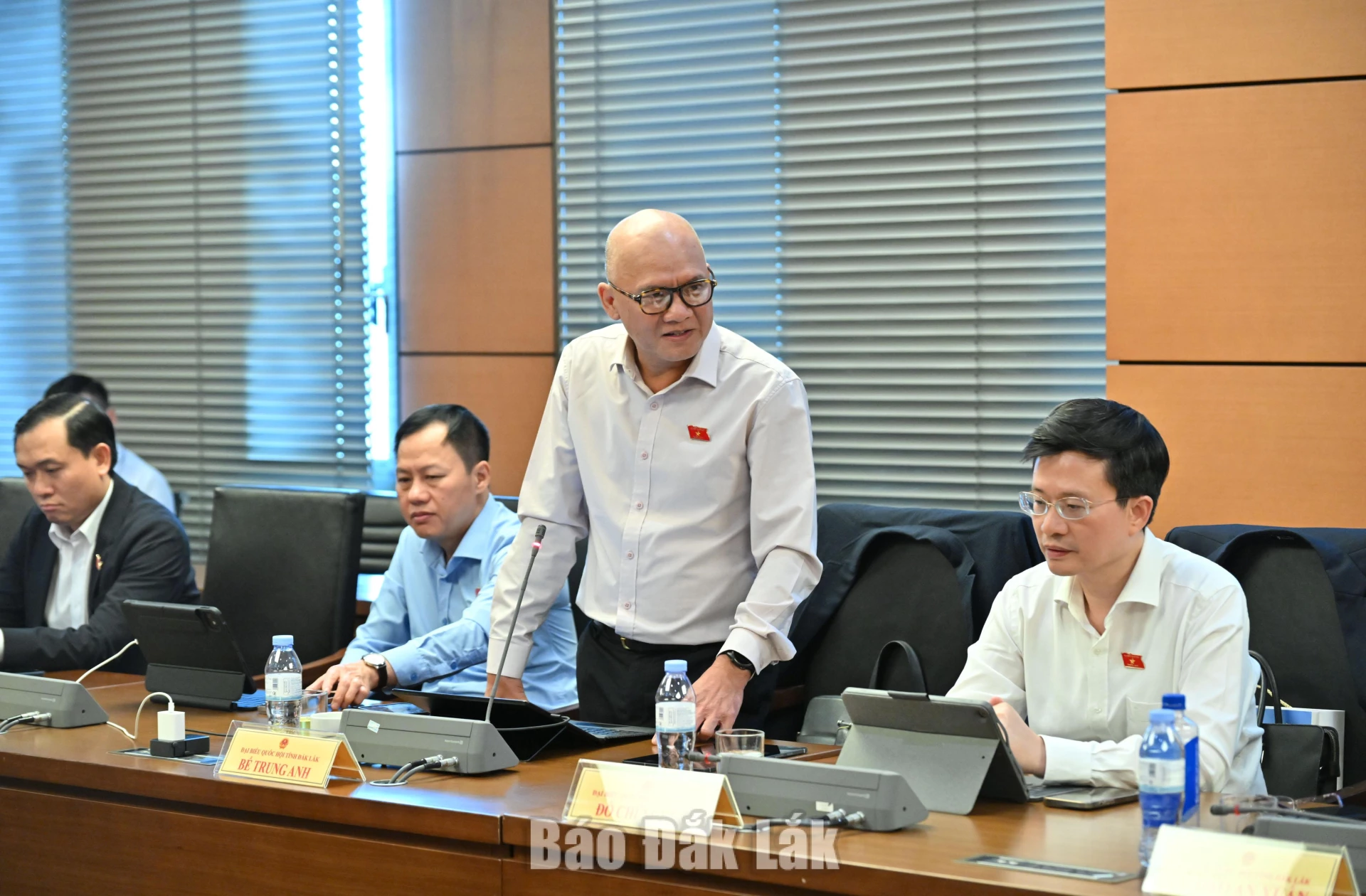 Đại biểu Bế Trung Anh, Ủy viên là đại biểu Quốc hội hoạt động chuyên trách tại Ủy ban Công tác đại biểu của Quốc hội đóng góp ý kiến tại phiên thảo luận. Ảnh: Đoàn ĐBQH tỉnh cung cấp