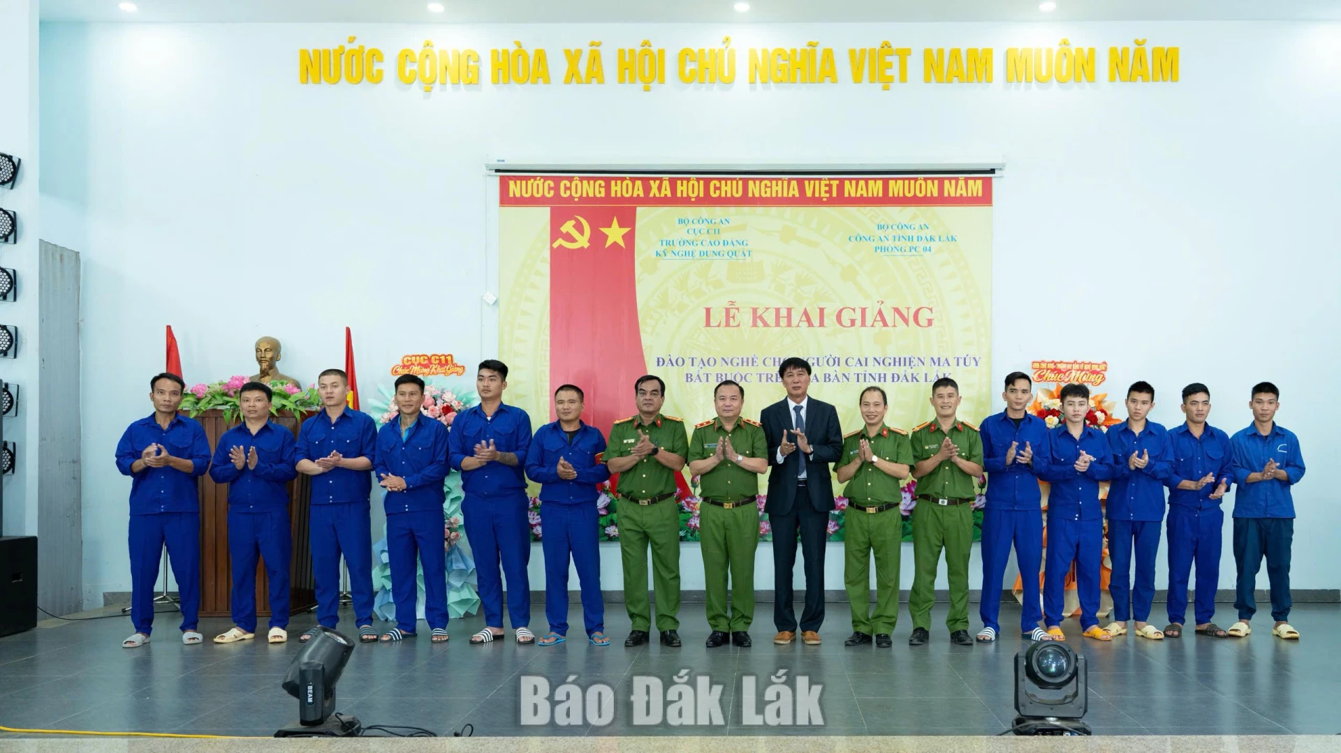 Các đại biểu và học viên tham dự lễ khai giảng.