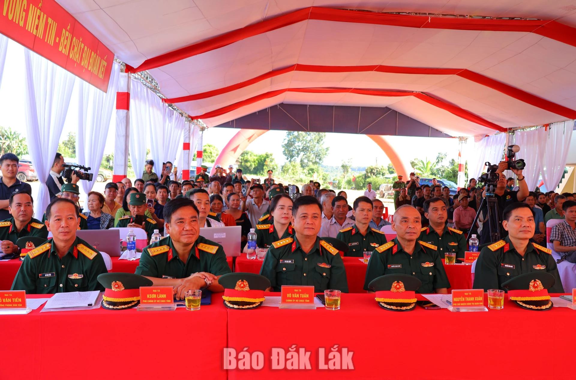 Các đại biểu tham dự lễ khánh thành các công trình.