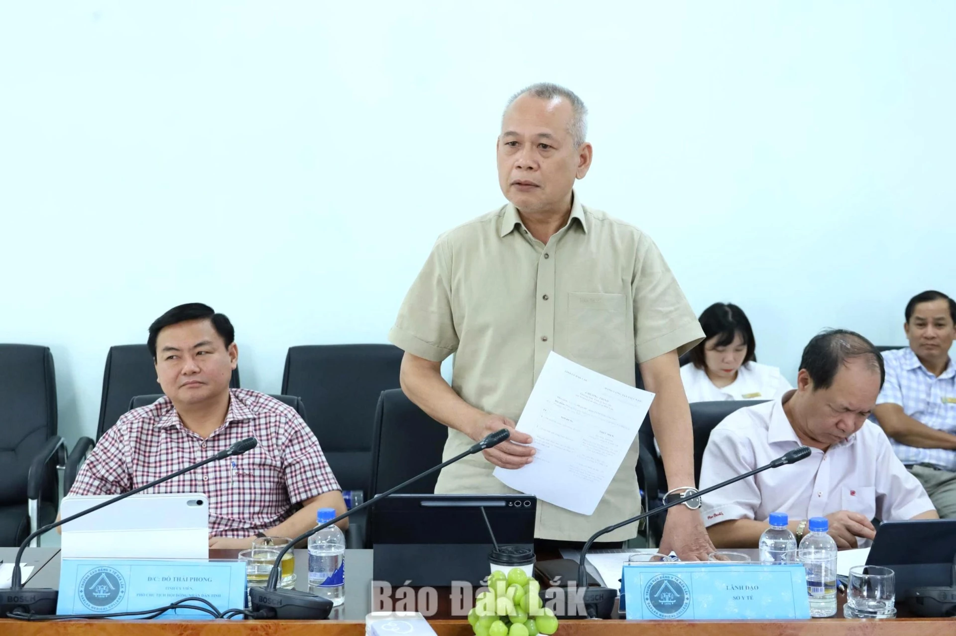 Giám đốc Sở Y tế Nay Phi La trao đổi, thông tin một số nội dung tại buổi làm việc.