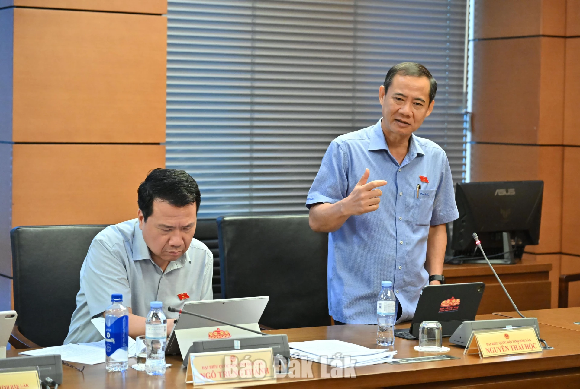 Đại biểu Nguyễn Thái Học, Phó Bí thư Đảng ủy MTTQ, các đoàn thể Trung ương thảo luận tại phiên làm việc. Ảnh: Đoàn ĐBQH tỉnh cung cấp