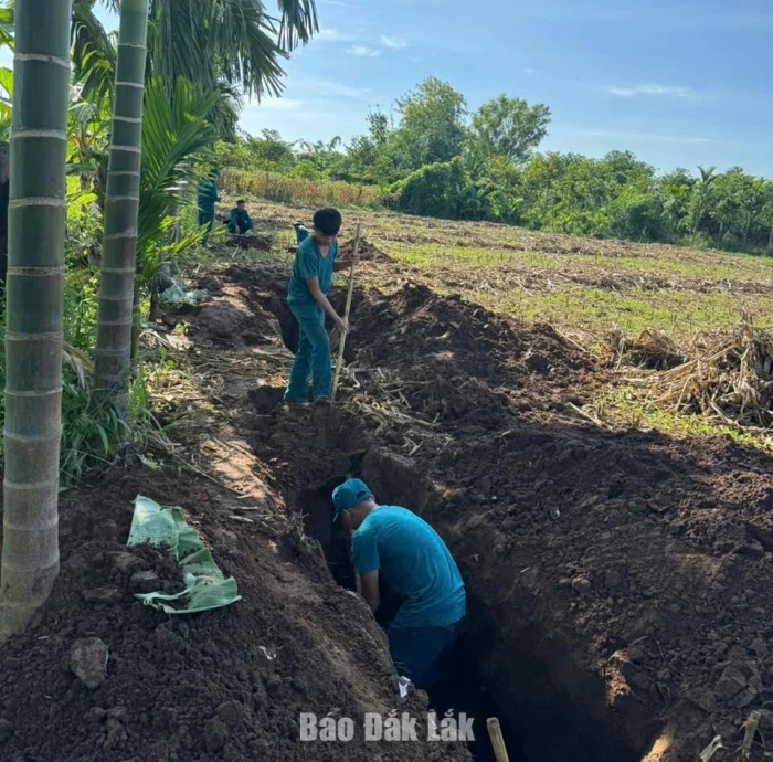 Các lực lượng tham gia tìm kiếm mộ liệt sĩ trên địa bàn xã Ea Bung, tỉnh Đắk Lắk.